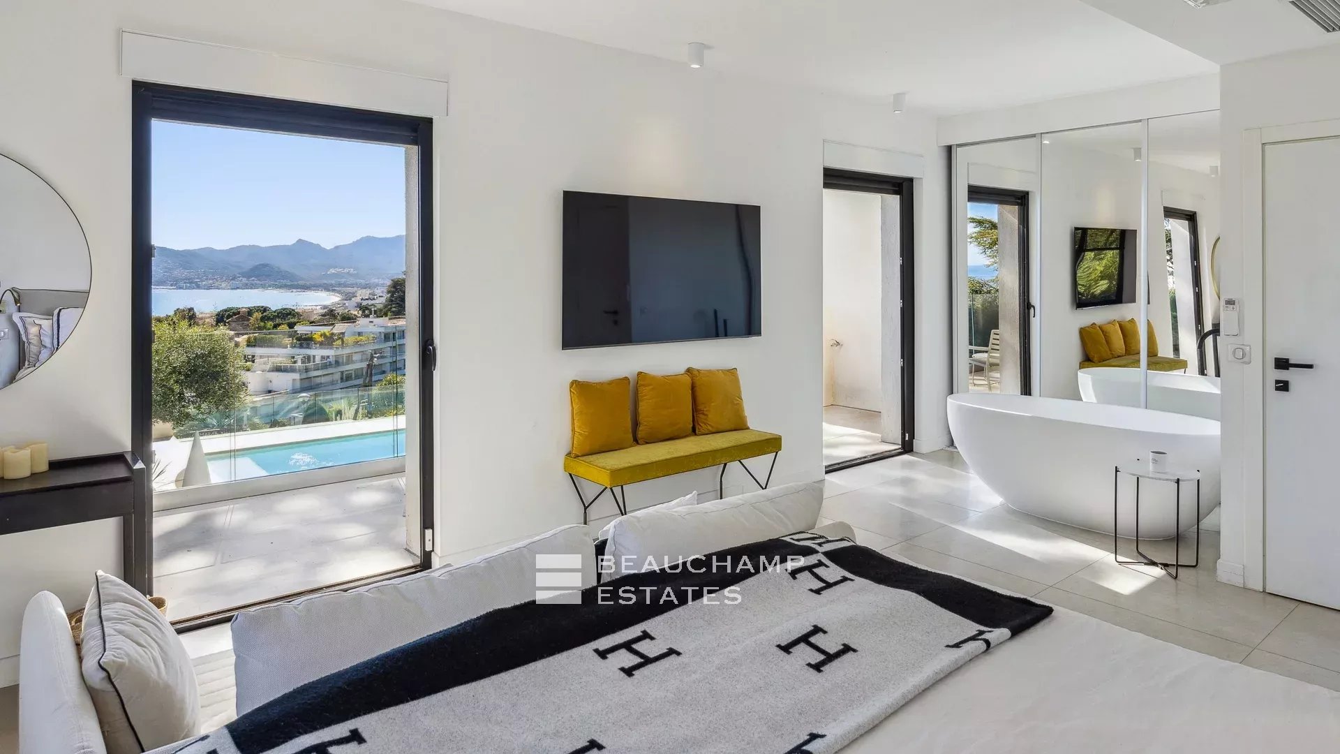 Jolie villa néo-provençale 5 chambres avec vue magnifique sur la mer et l’Estérel Lovely 5-bedroom Neo-Provencal villa with magnificent sea and Esterel views