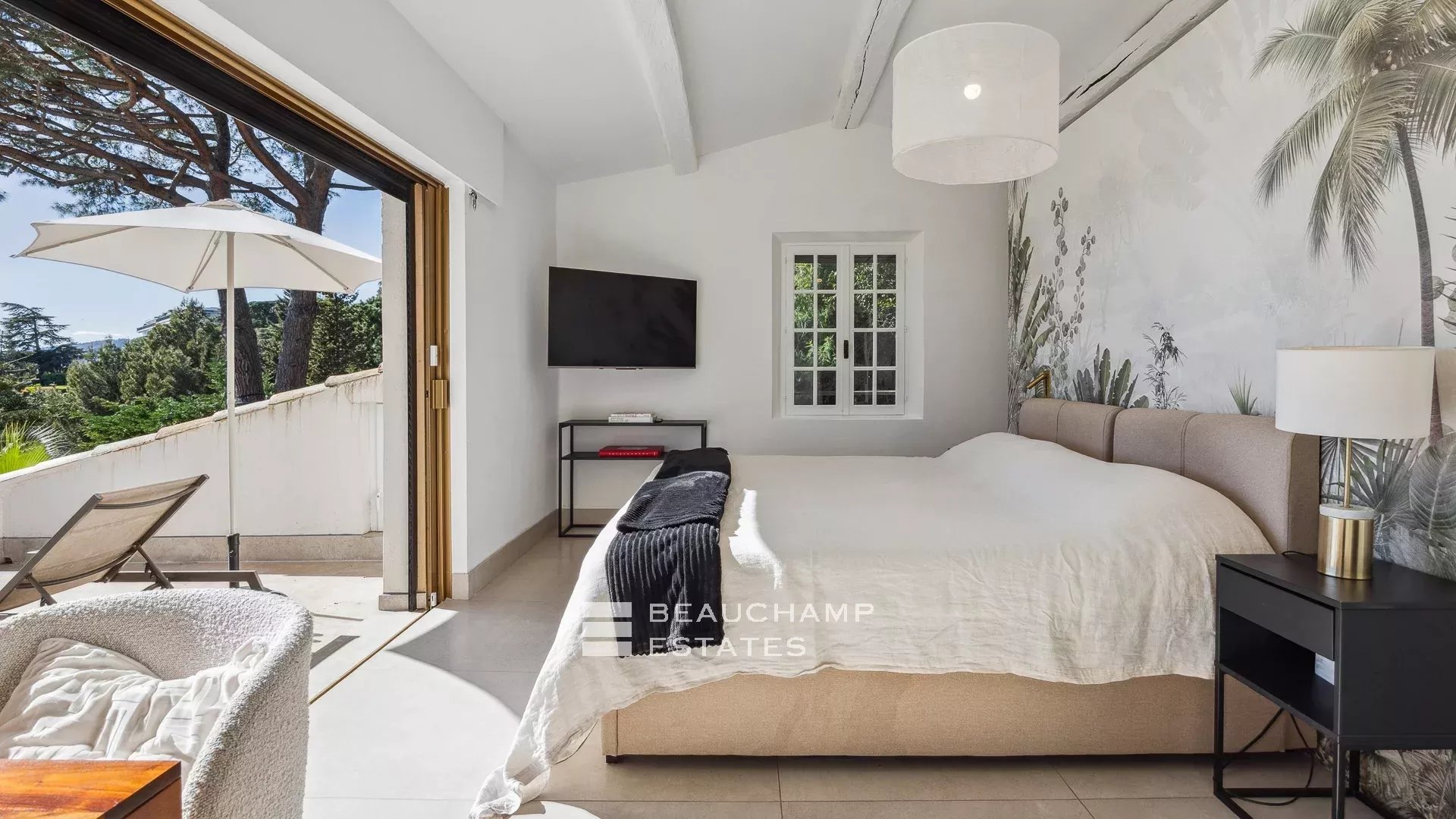 Jolie villa néo-provençale 5 chambres avec vue magnifique sur la mer et l’Estérel Lovely 5-bedroom Neo-Provencal villa with magnificent sea and Esterel views