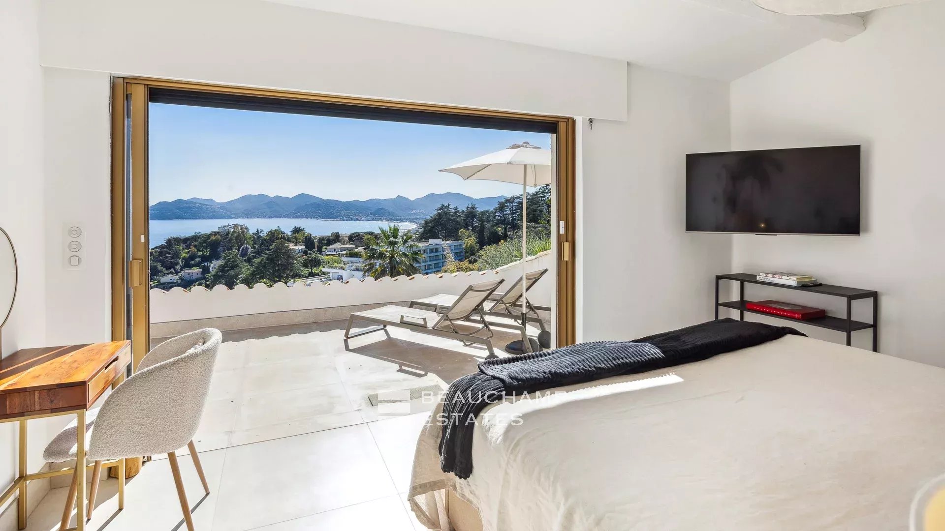 Jolie villa néo-provençale 5 chambres avec vue magnifique sur la mer et l’Estérel Lovely 5-bedroom Neo-Provencal villa with magnificent sea and Esterel views