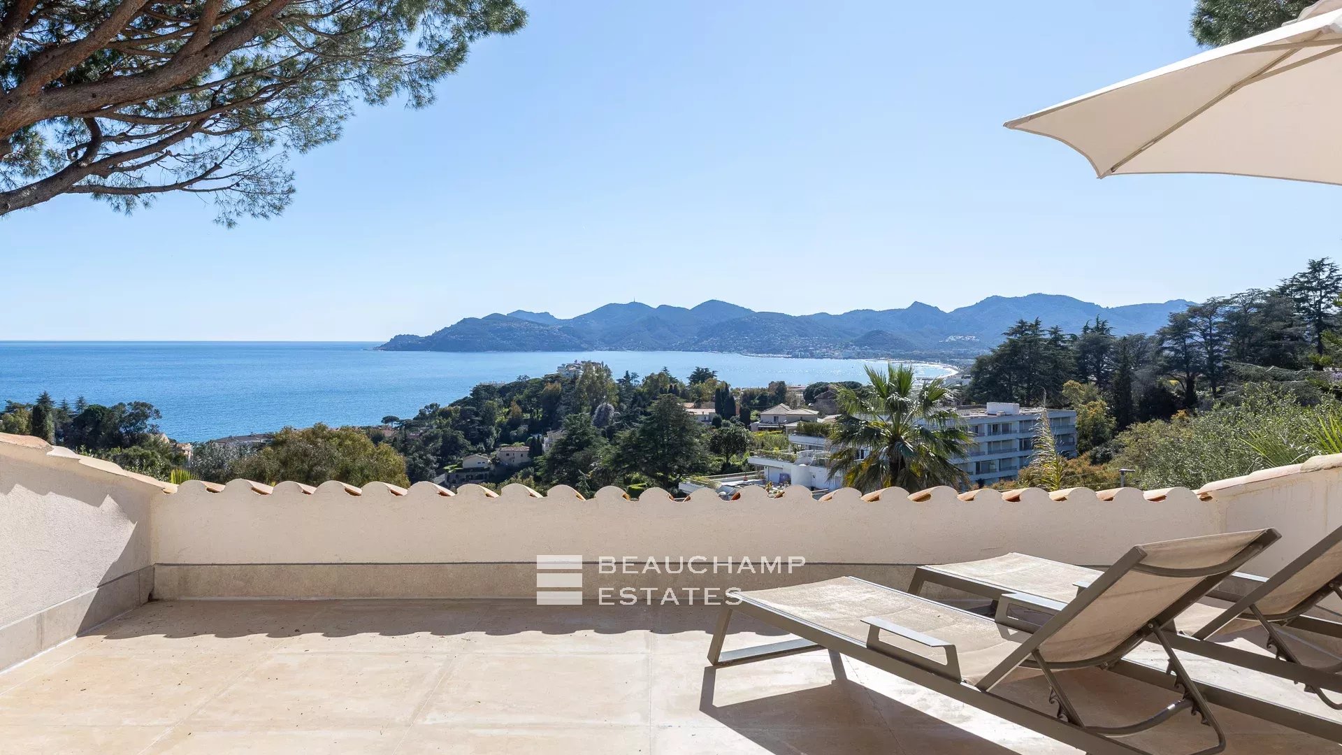 Jolie villa néo-provençale 5 chambres avec vue magnifique sur la mer et l’Estérel Lovely 5-bedroom Neo-Provencal villa with magnificent sea and Esterel views