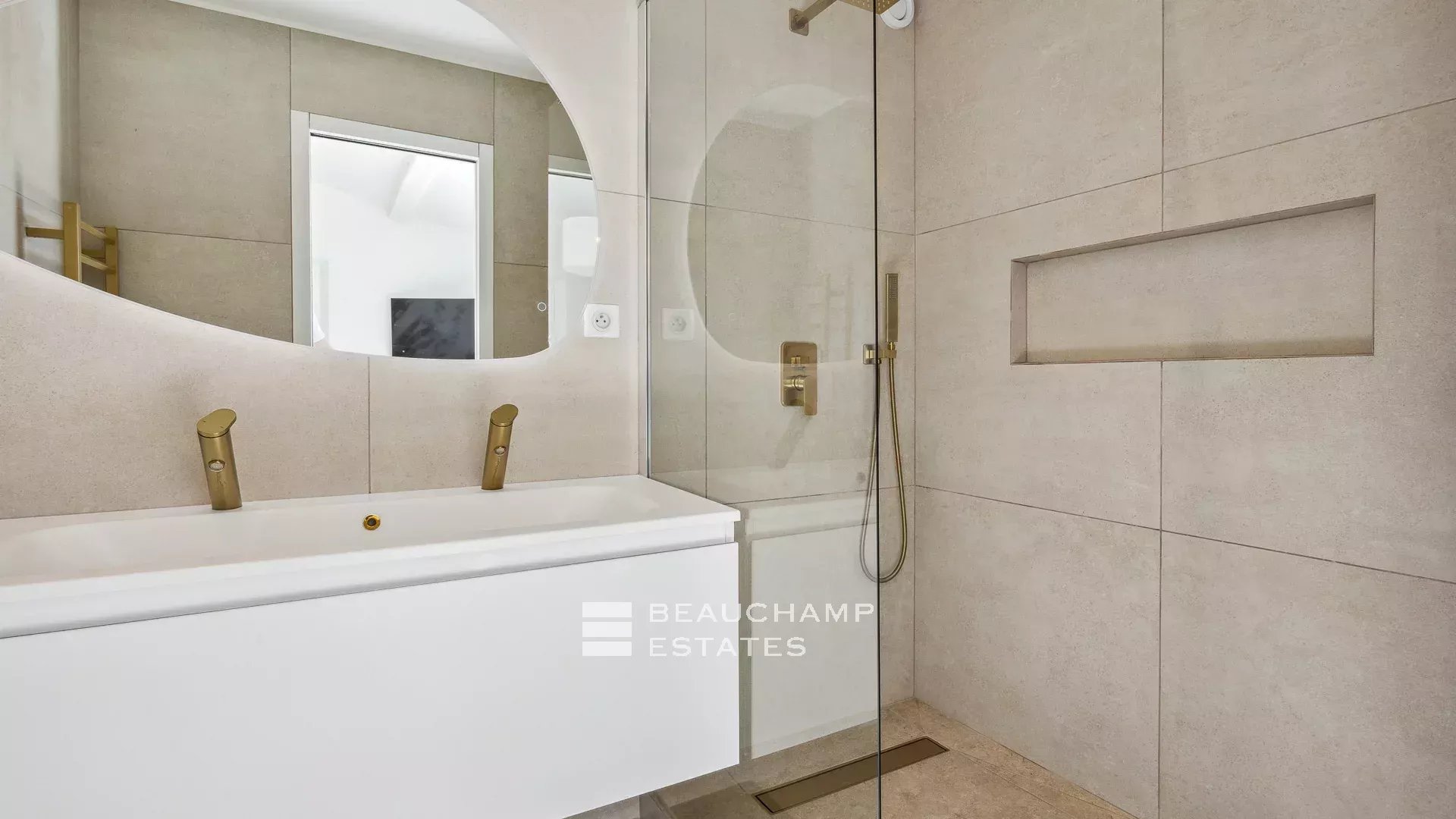 Jolie villa néo-provençale 5 chambres avec vue magnifique sur la mer et l’Estérel Lovely 5-bedroom Neo-Provencal villa with magnificent sea and Esterel views