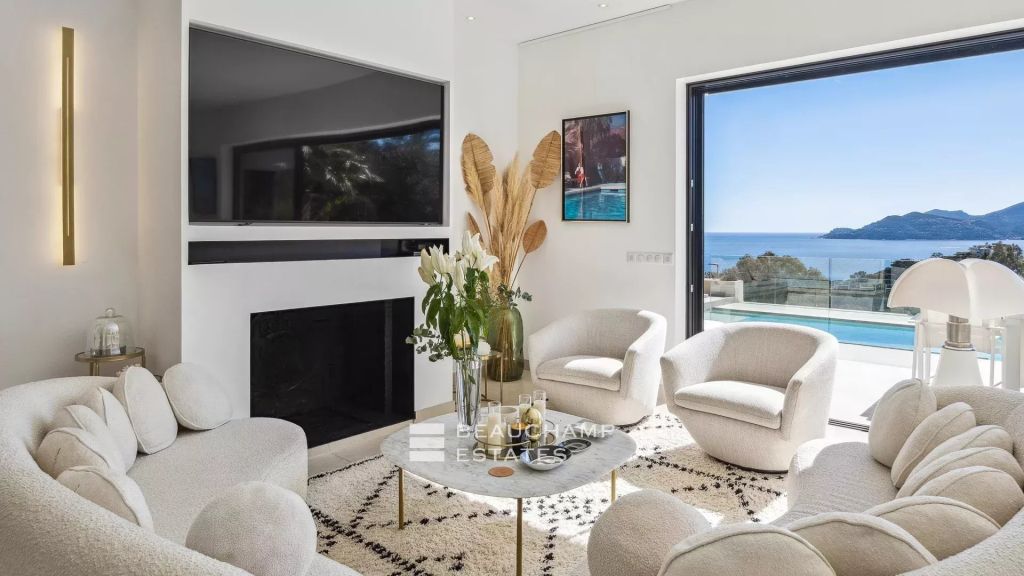 Lovely 5-bedroom Neo-Provencal villa with magnificent sea and Esterel views