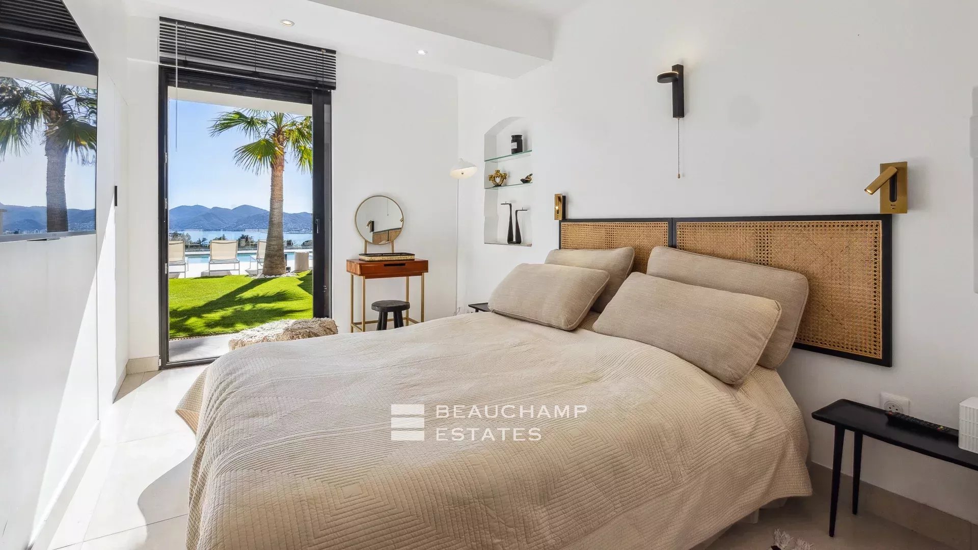 Jolie villa néo-provençale 5 chambres avec vue magnifique sur la mer et l’Estérel Lovely 5-bedroom Neo-Provencal villa with magnificent sea and Esterel views