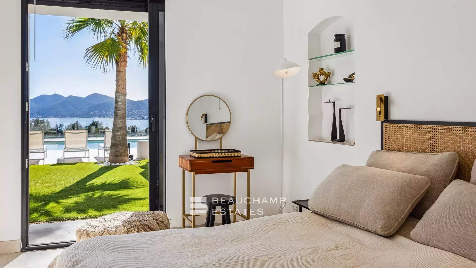 Jolie villa néo-provençale 5 chambres avec vue magnifique sur la mer et l’Estérel Lovely 5-bedroom Neo-Provencal villa with magnificent sea and Esterel views