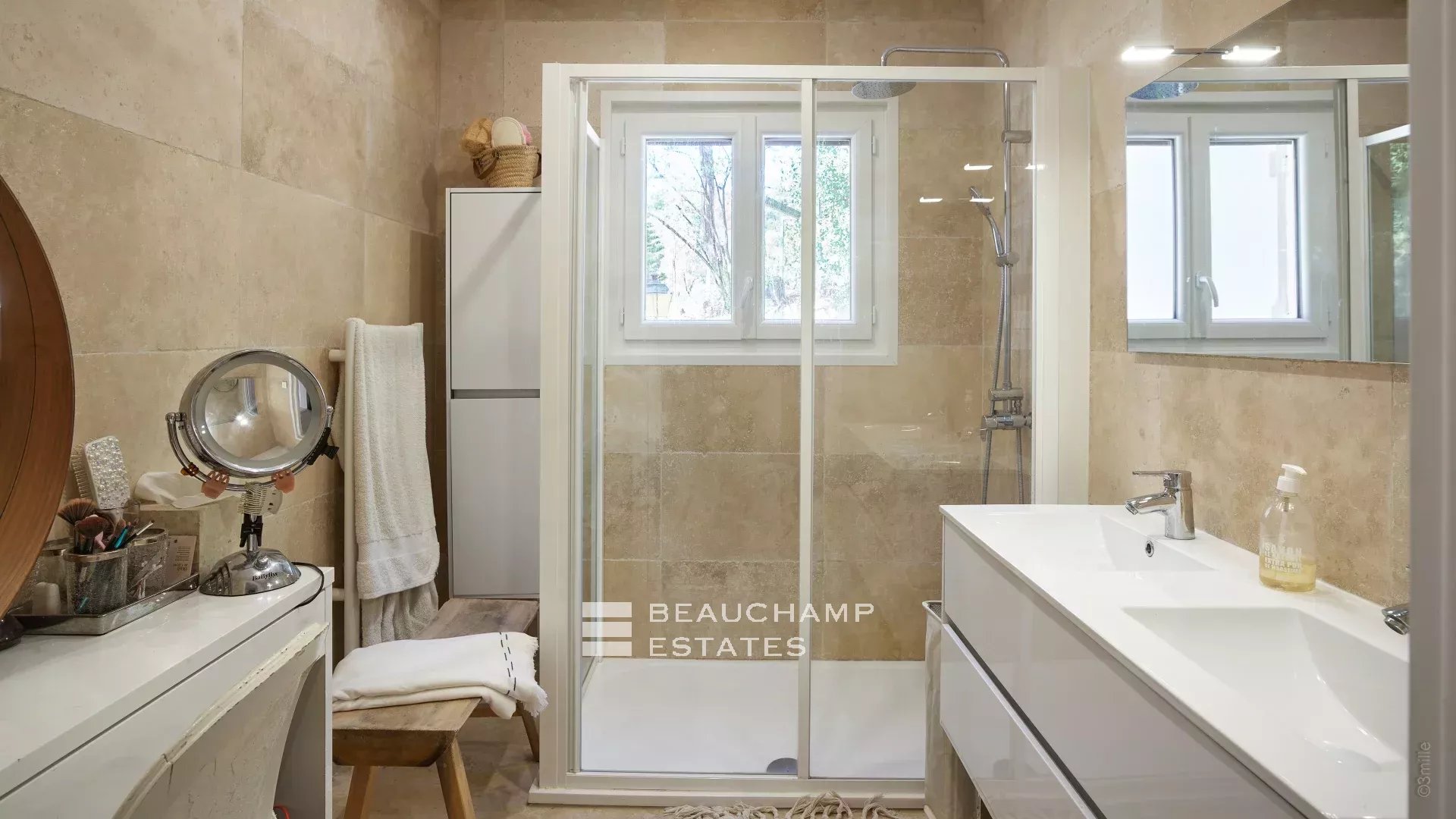 Jolie villa néo-provençale 5 chambres avec vue magnifique sur la mer et l’Estérel Lovely 5-bedroom Neo-Provencal villa with magnificent sea and Esterel views