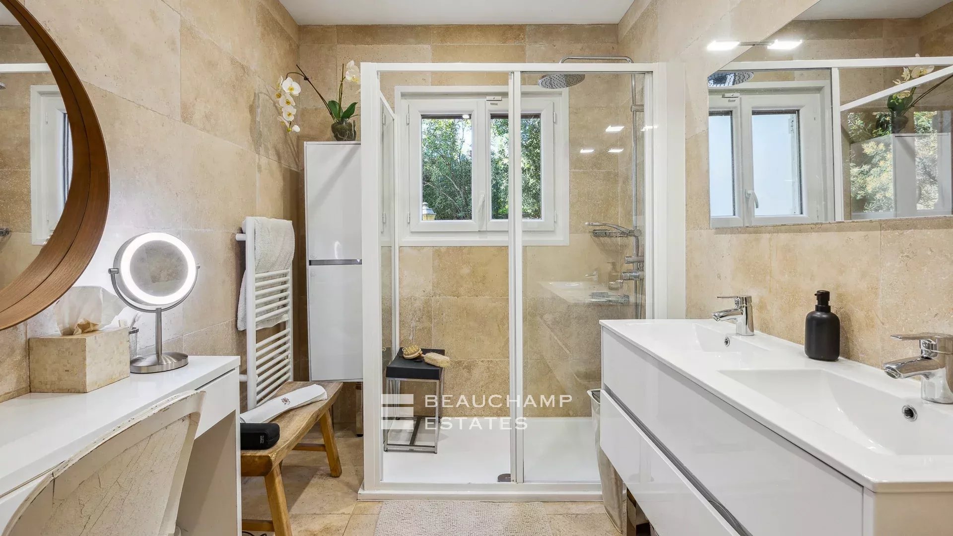 Jolie villa néo-provençale 5 chambres avec vue magnifique sur la mer et l’Estérel Lovely 5-bedroom Neo-Provencal villa with magnificent sea and Esterel views