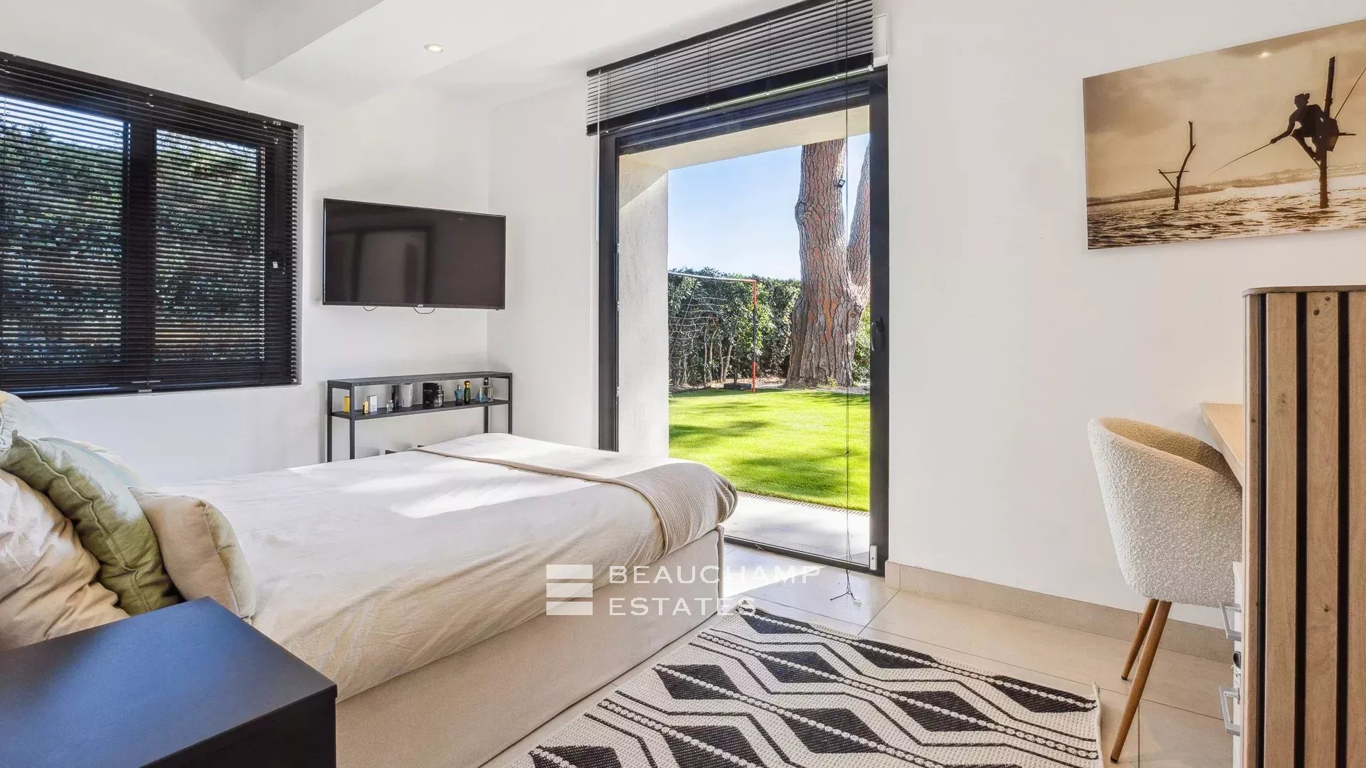 Jolie villa néo-provençale 5 chambres avec vue magnifique sur la mer et l’Estérel Lovely 5-bedroom Neo-Provencal villa with magnificent sea and Esterel views