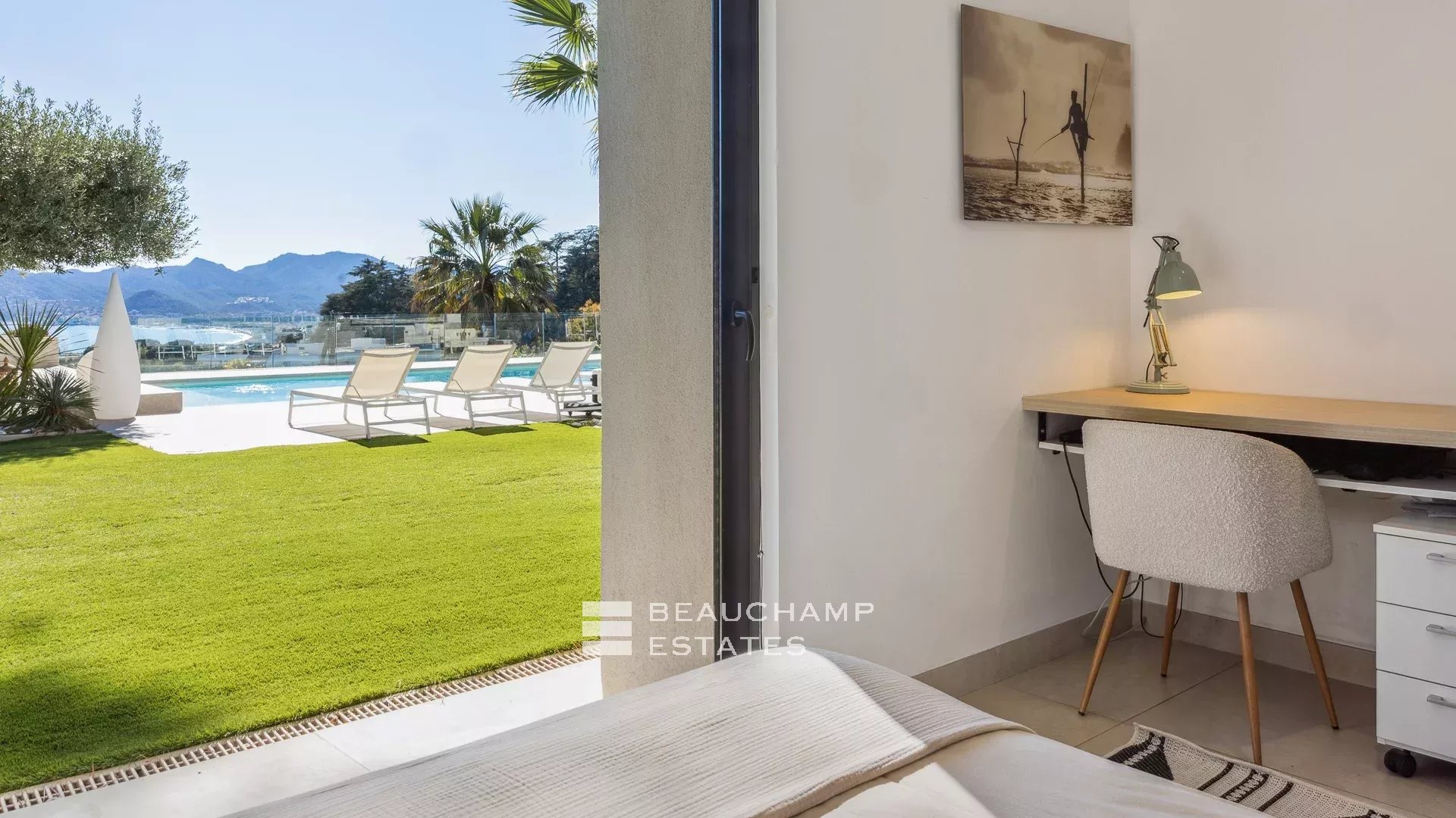 Jolie villa néo-provençale 5 chambres avec vue magnifique sur la mer et l’Estérel Lovely 5-bedroom Neo-Provencal villa with magnificent sea and Esterel views