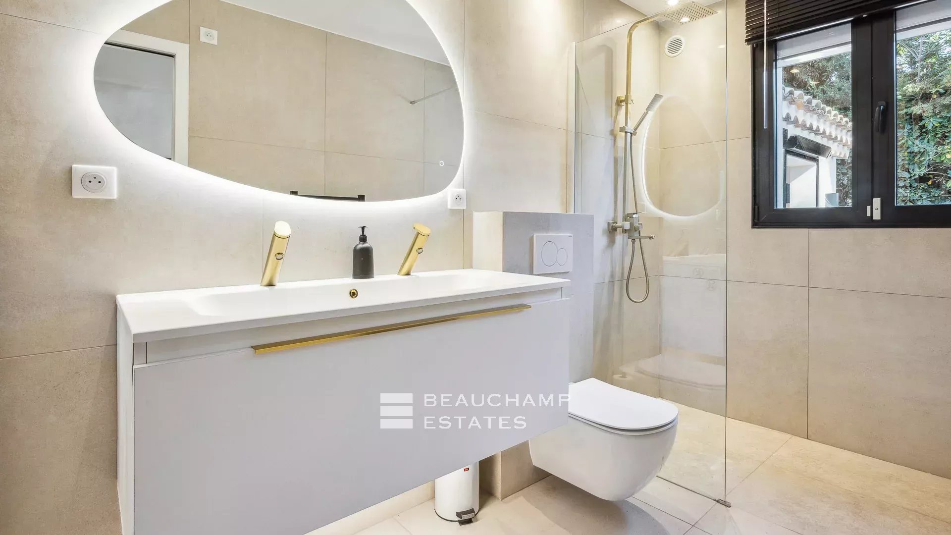 Jolie villa néo-provençale 5 chambres avec vue magnifique sur la mer et l’Estérel Lovely 5-bedroom Neo-Provencal villa with magnificent sea and Esterel views