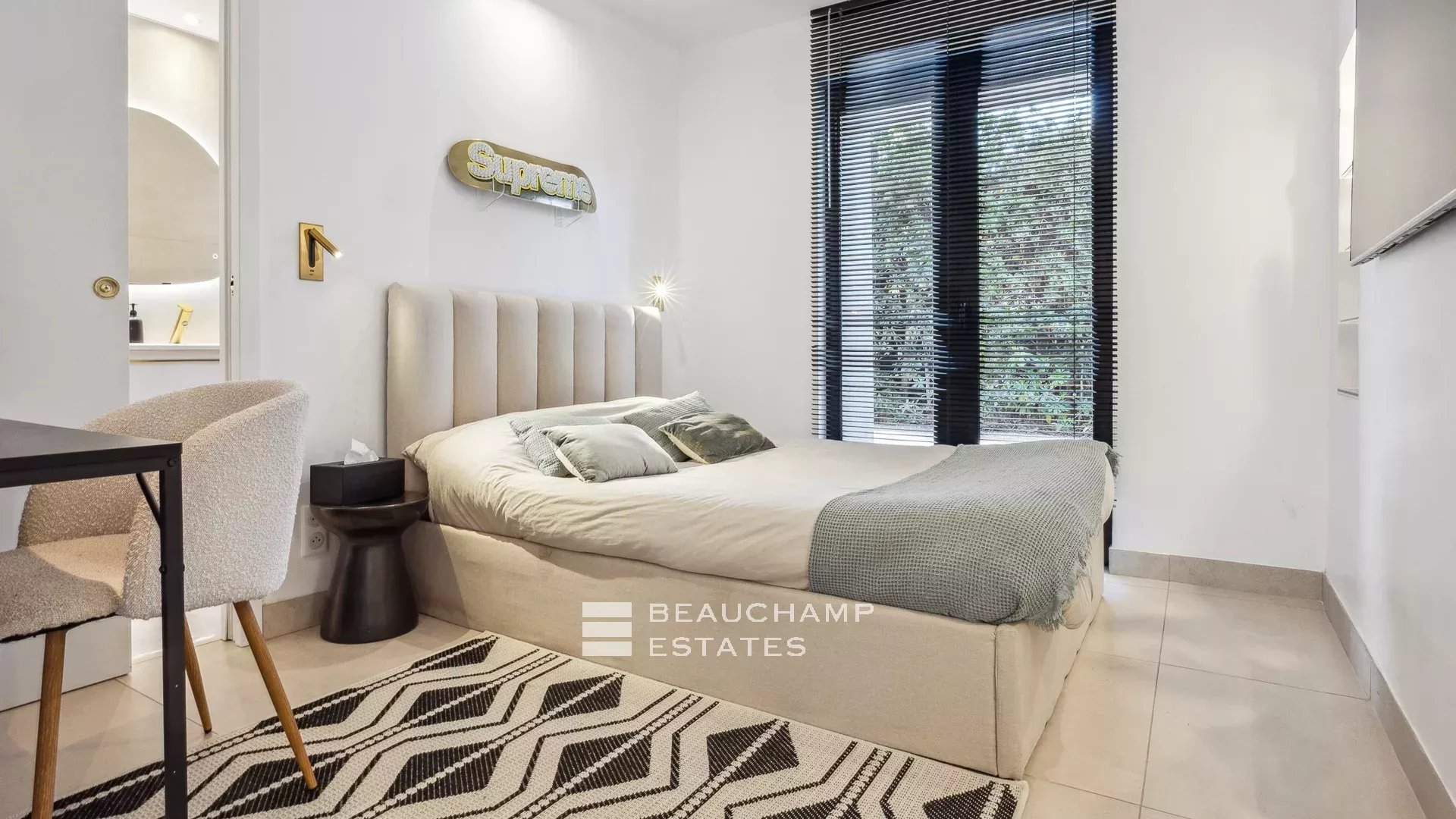 Jolie villa néo-provençale 5 chambres avec vue magnifique sur la mer et l’Estérel Lovely 5-bedroom Neo-Provencal villa with magnificent sea and Esterel views