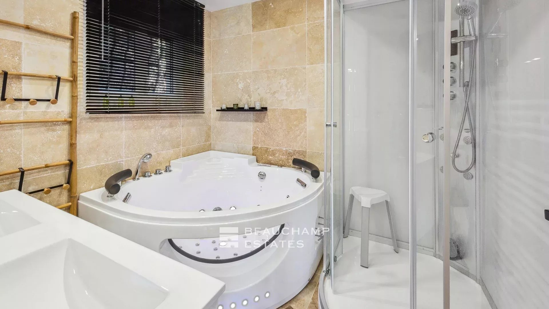 Jolie villa néo-provençale 5 chambres avec vue magnifique sur la mer et l’Estérel Lovely 5-bedroom Neo-Provencal villa with magnificent sea and Esterel views