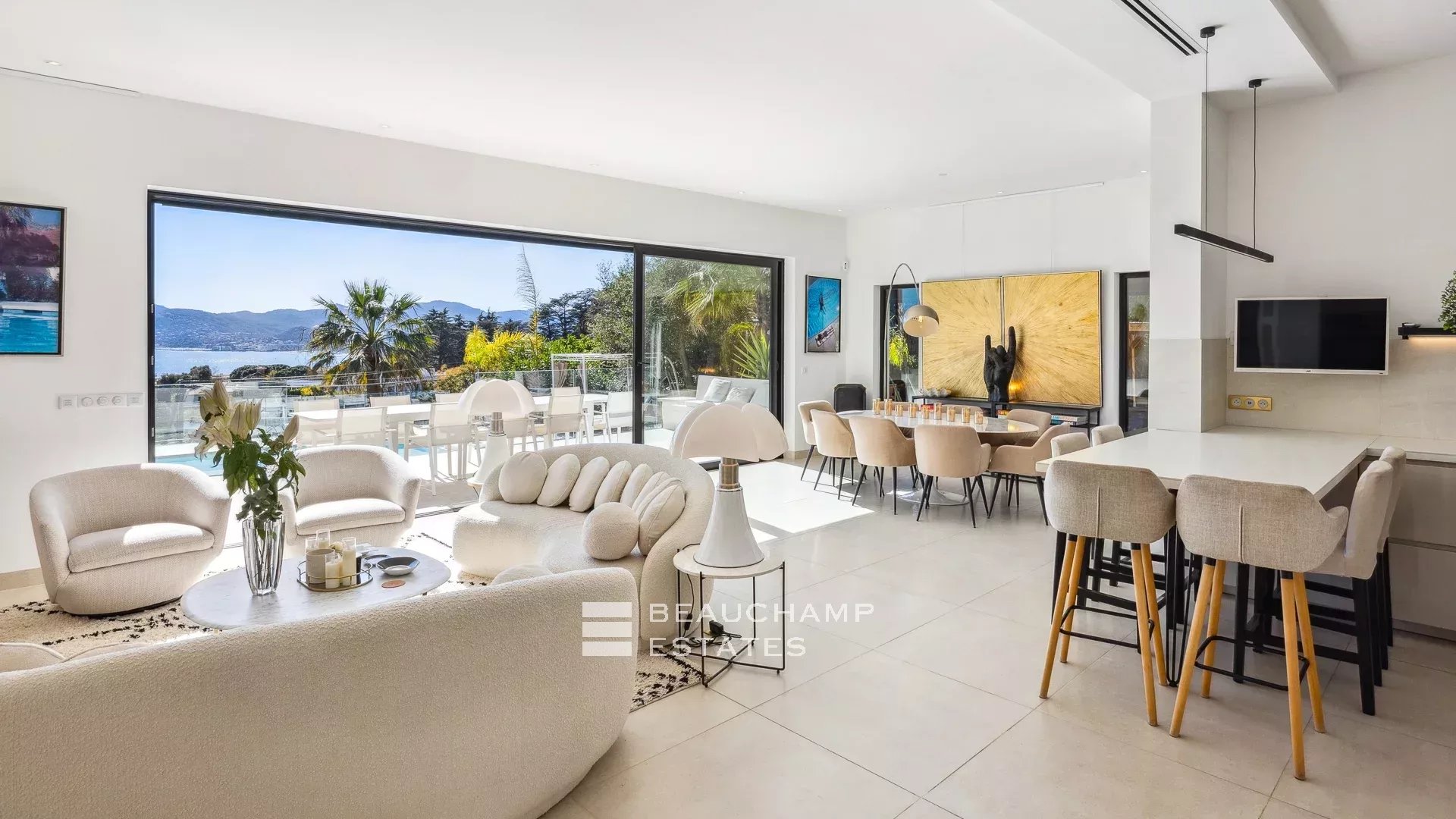 Jolie villa néo-provençale 5 chambres avec vue magnifique sur la mer et l’Estérel Lovely 5-bedroom Neo-Provencal villa with magnificent sea and Esterel views