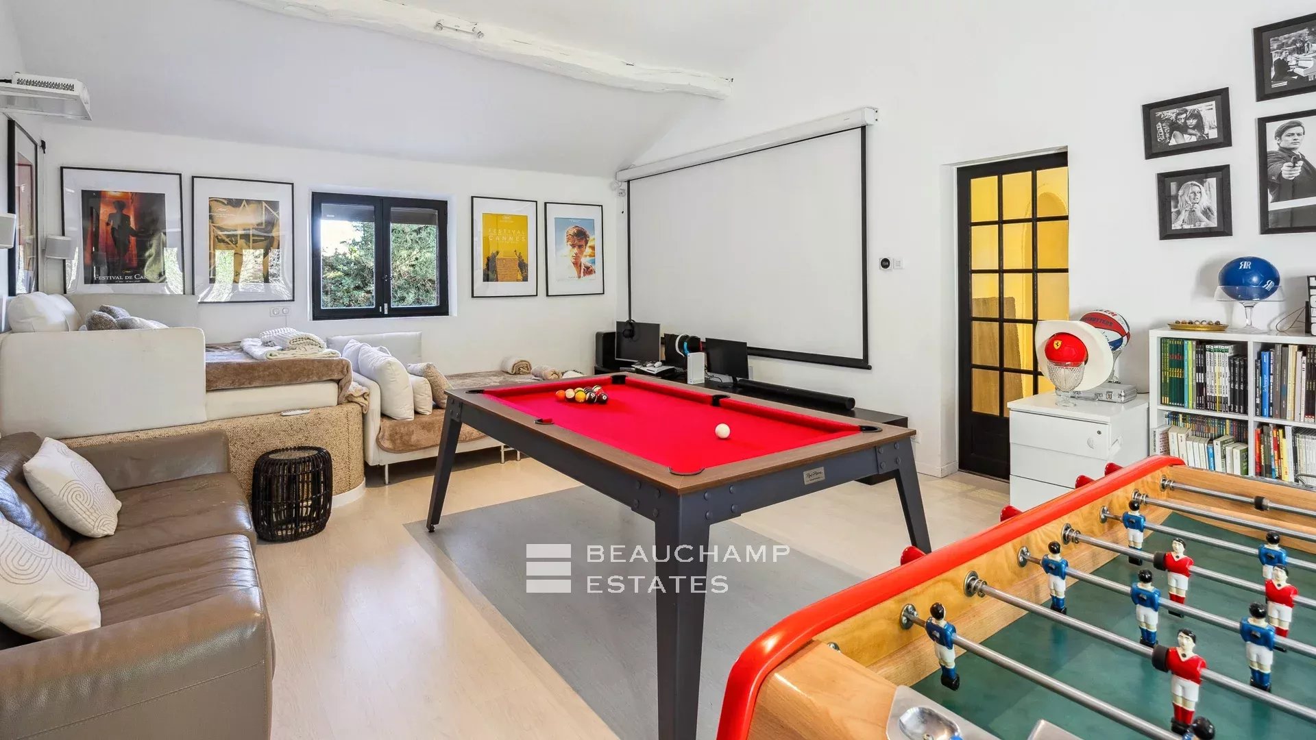 Jolie villa néo-provençale 5 chambres avec vue magnifique sur la mer et l’Estérel Lovely 5-bedroom Neo-Provencal villa with magnificent sea and Esterel views