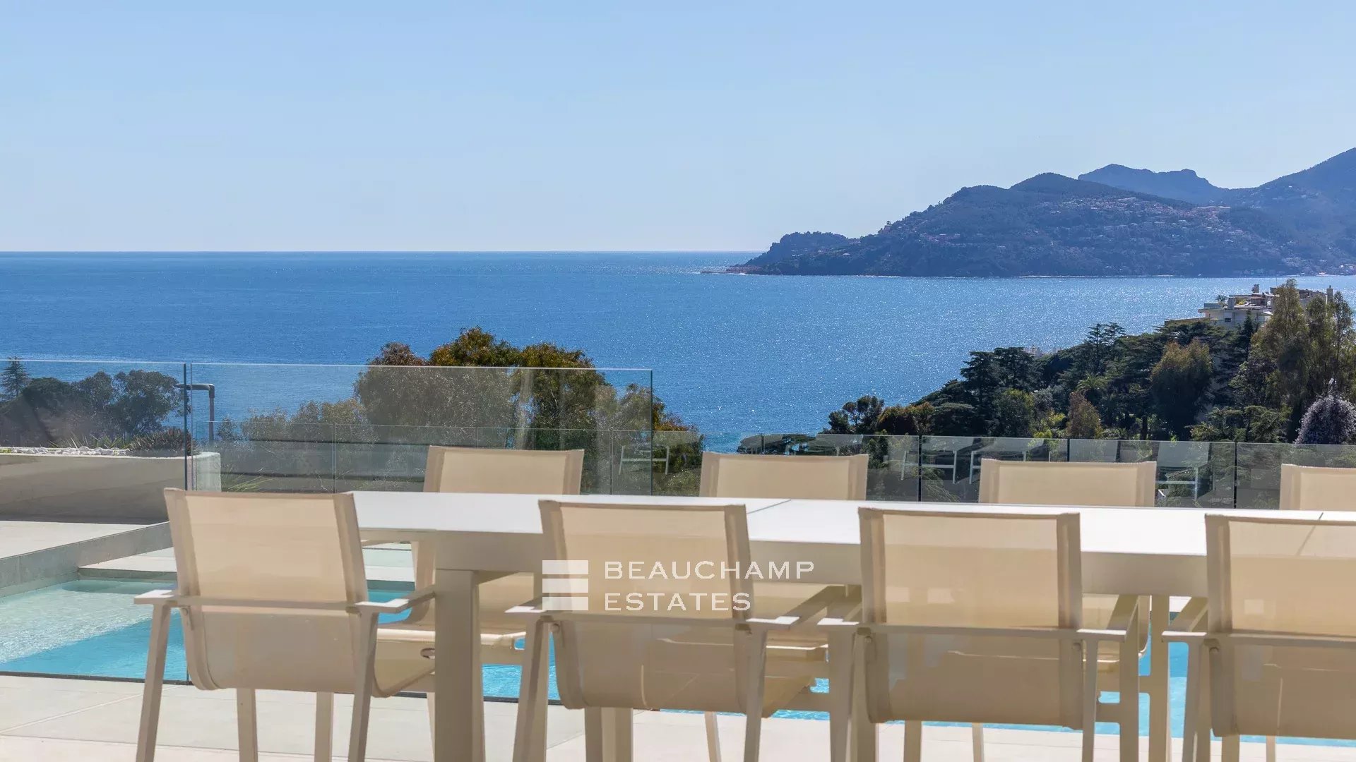 Jolie villa néo-provençale 5 chambres avec vue magnifique sur la mer et l’Estérel Lovely 5-bedroom Neo-Provencal villa with magnificent sea and Esterel views