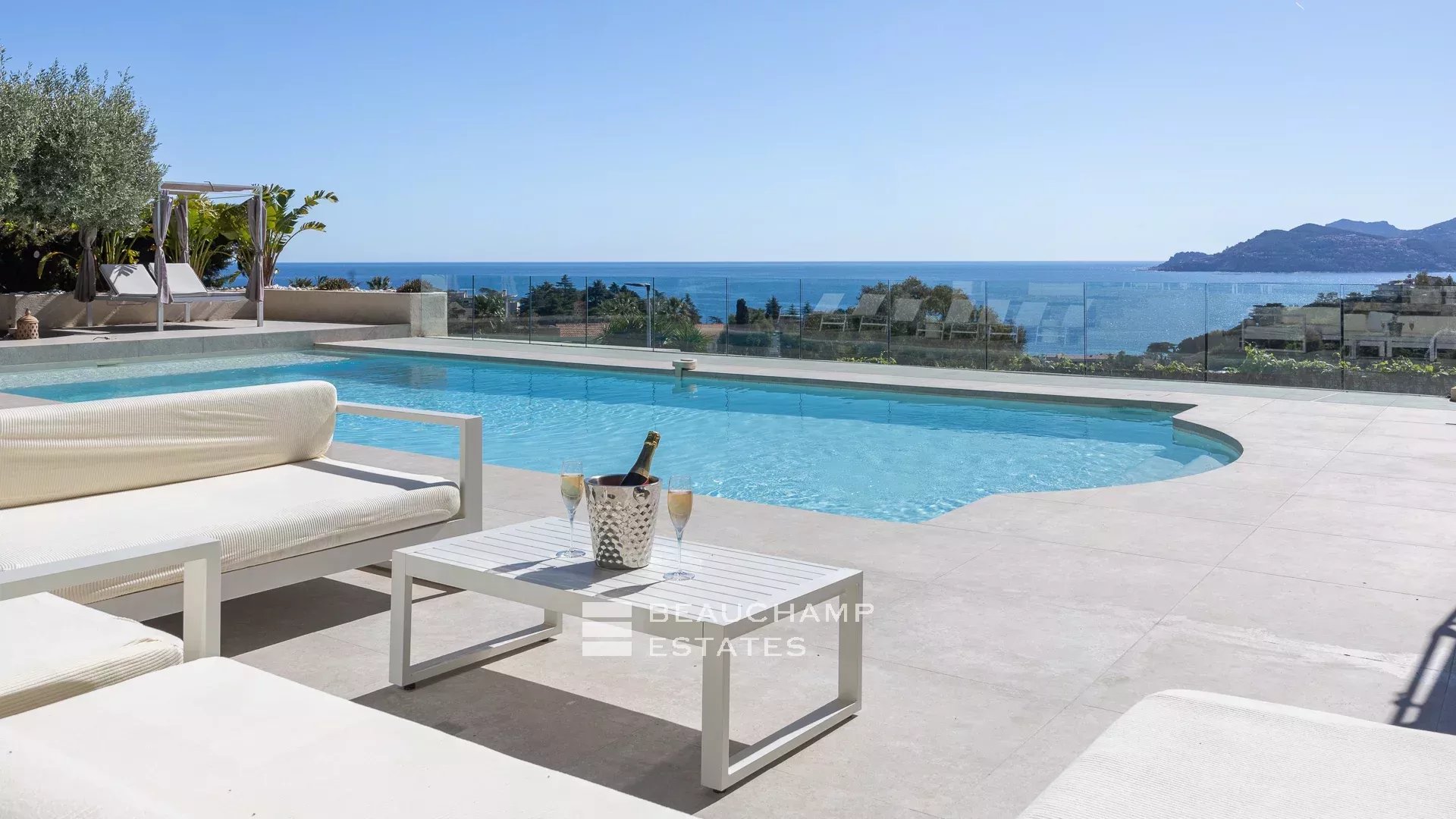 Jolie villa néo-provençale 5 chambres avec vue magnifique sur la mer et l’Estérel Lovely 5-bedroom Neo-Provencal villa with magnificent sea and Esterel views