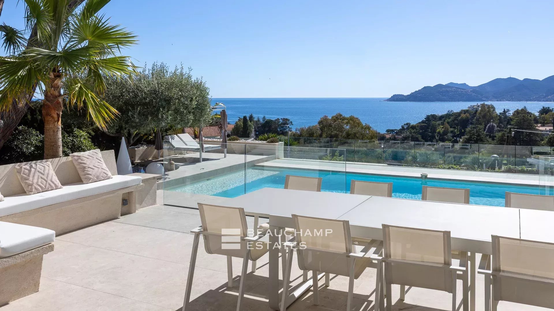 Jolie villa néo-provençale 5 chambres avec vue magnifique sur la mer et l’Estérel Lovely 5-bedroom Neo-Provencal villa with magnificent sea and Esterel views