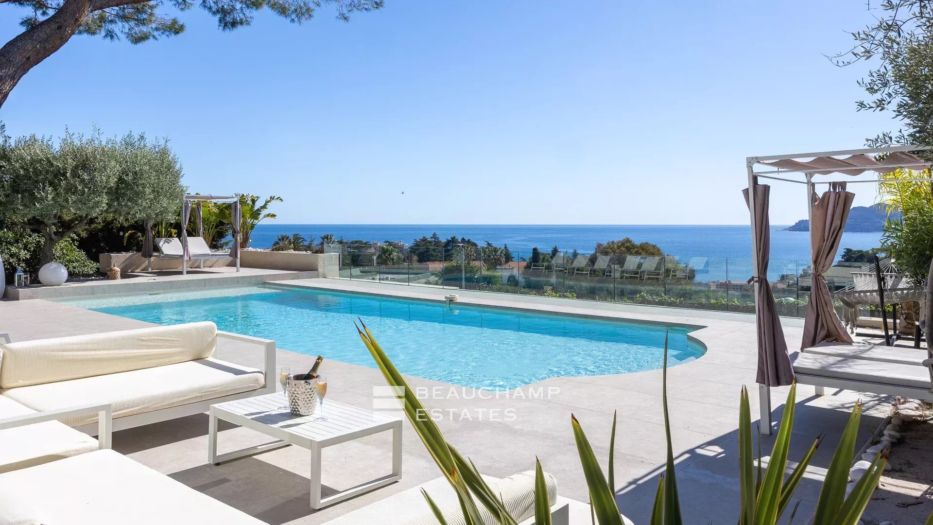 Jolie villa néo-provençale 5 chambres avec vue magnifique sur la mer et l’Estérel Lovely 5-bedroom Neo-Provencal villa with magnificent sea and Esterel views