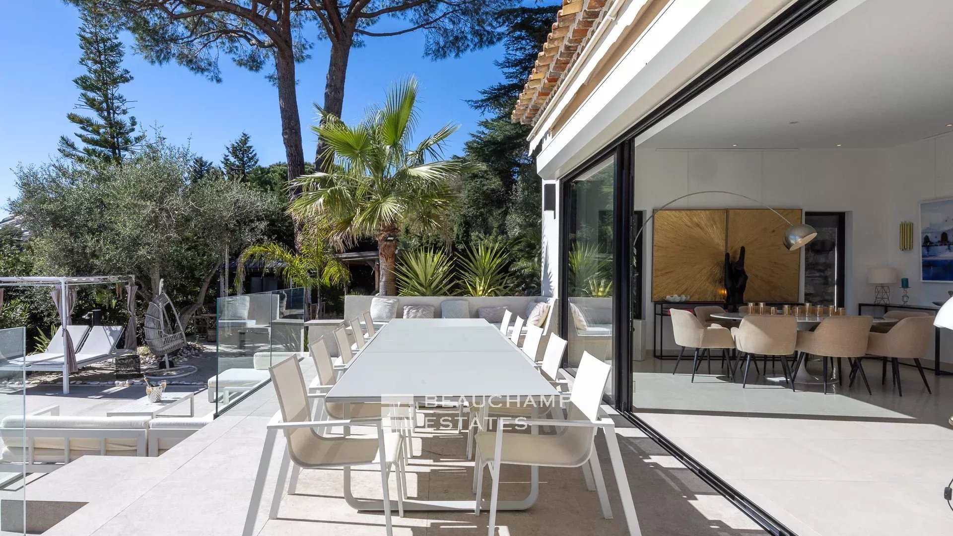 Jolie villa néo-provençale 5 chambres avec vue magnifique sur la mer et l’Estérel Lovely 5-bedroom Neo-Provencal villa with magnificent sea and Esterel views