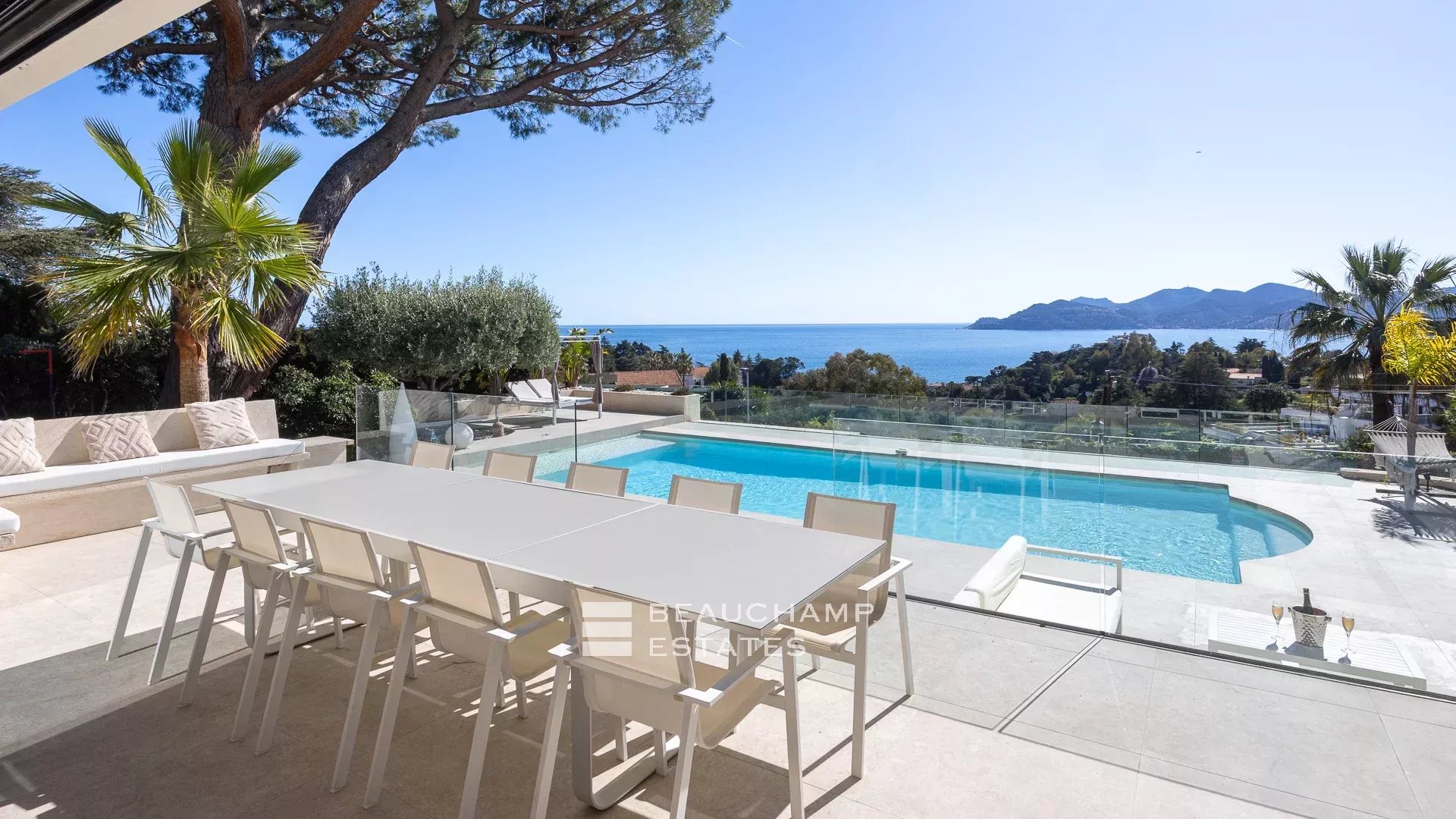 Jolie villa néo-provençale 5 chambres avec vue magnifique sur la mer et l’Estérel Lovely 5-bedroom Neo-Provencal villa with magnificent sea and Esterel views