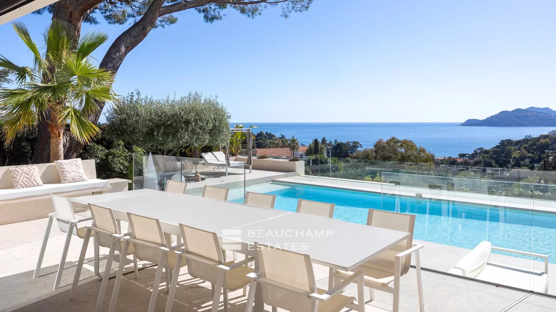 Jolie villa néo-provençale 5 chambres avec vue magnifique sur la mer et l’Estérel Lovely 5-bedroom Neo-Provencal villa with magnificent sea and Esterel views