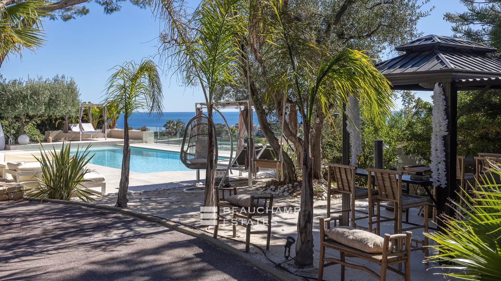 Jolie villa néo-provençale 5 chambres avec vue magnifique sur la mer et l’Estérel Lovely 5-bedroom Neo-Provencal villa with magnificent sea and Esterel views