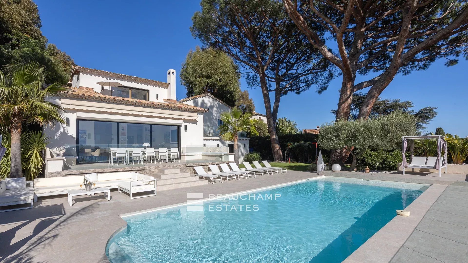 Jolie villa néo-provençale 5 chambres avec vue magnifique sur la mer et l’Estérel Lovely 5-bedroom Neo-Provencal villa with magnificent sea and Esterel views