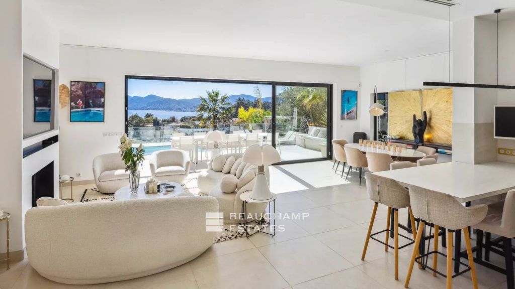 Lovely 5-bedroom Neo-Provencal villa with magnificent sea and Esterel views