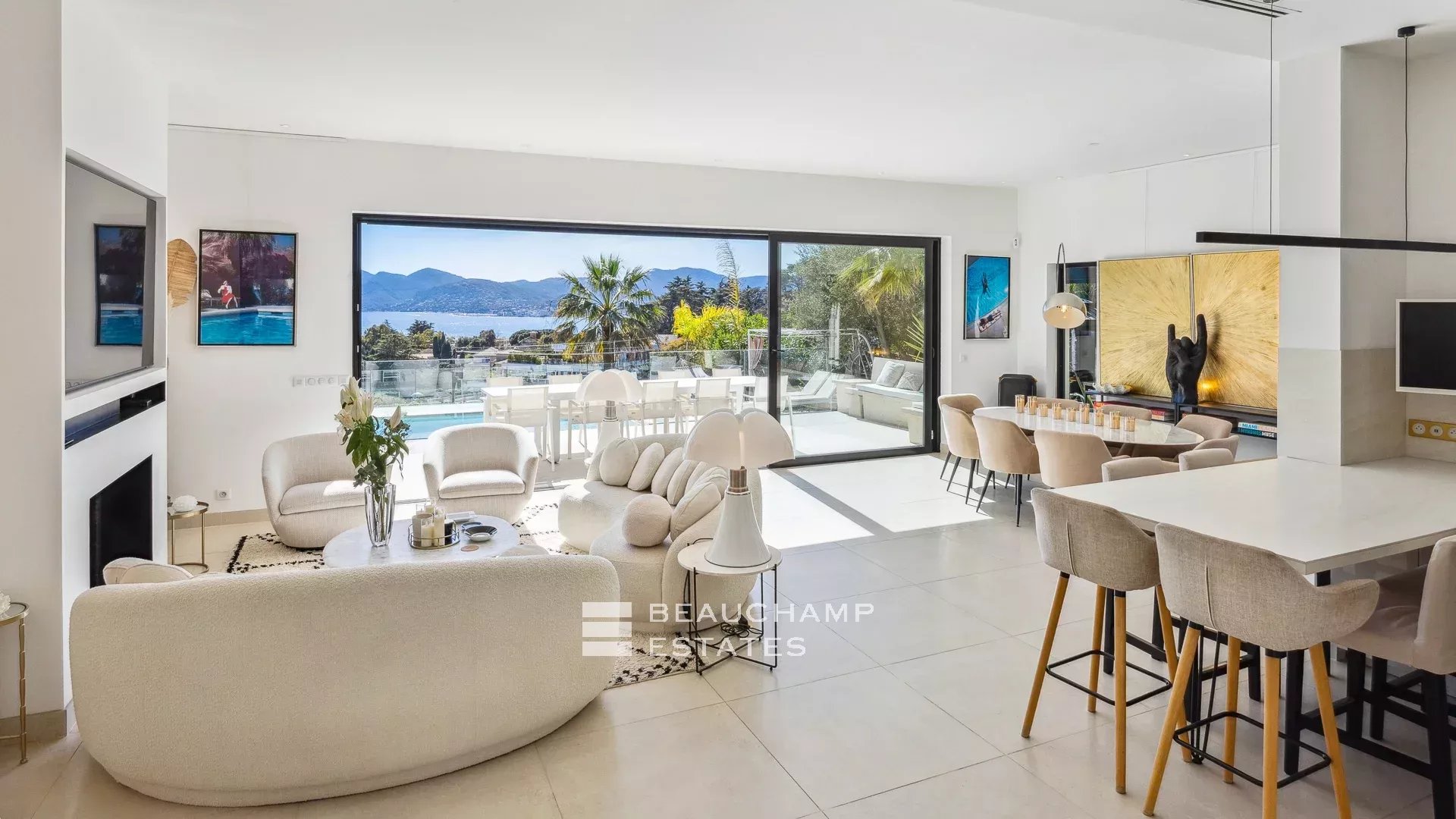 Jolie villa néo-provençale 5 chambres avec vue magnifique sur la mer et l’Estérel Lovely 5-bedroom Neo-Provencal villa with magnificent sea and Esterel views