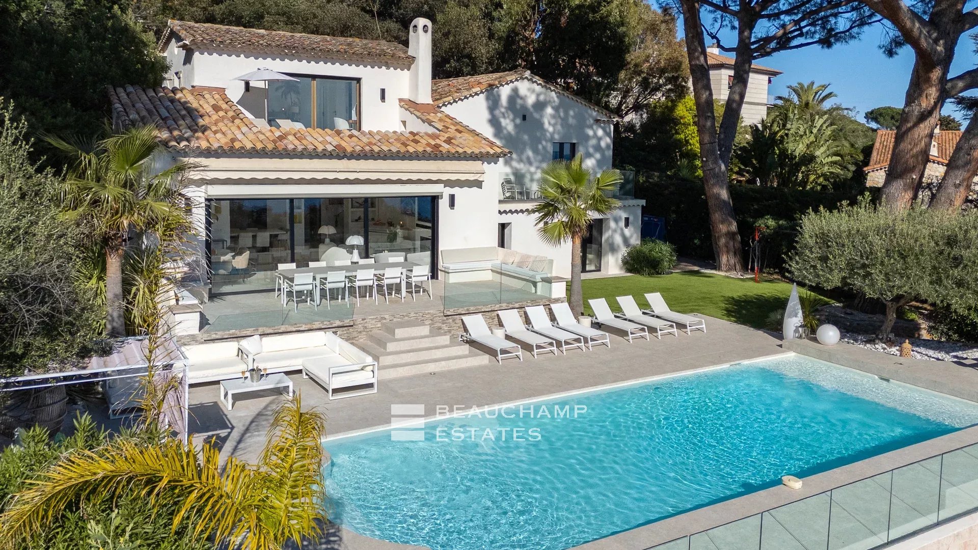 Jolie villa néo-provençale 5 chambres avec vue magnifique sur la mer et l’Estérel Lovely 5-bedroom Neo-Provencal villa with magnificent sea and Esterel views