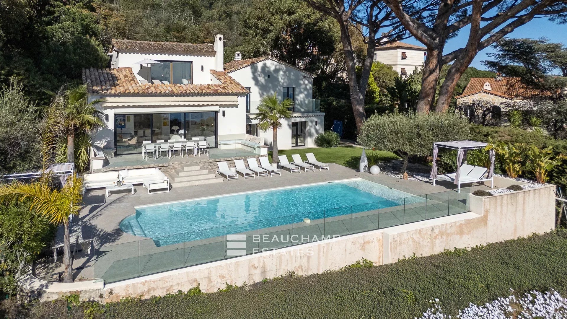 Jolie villa néo-provençale 5 chambres avec vue magnifique sur la mer et l’Estérel Lovely 5-bedroom Neo-Provencal villa with magnificent sea and Esterel views