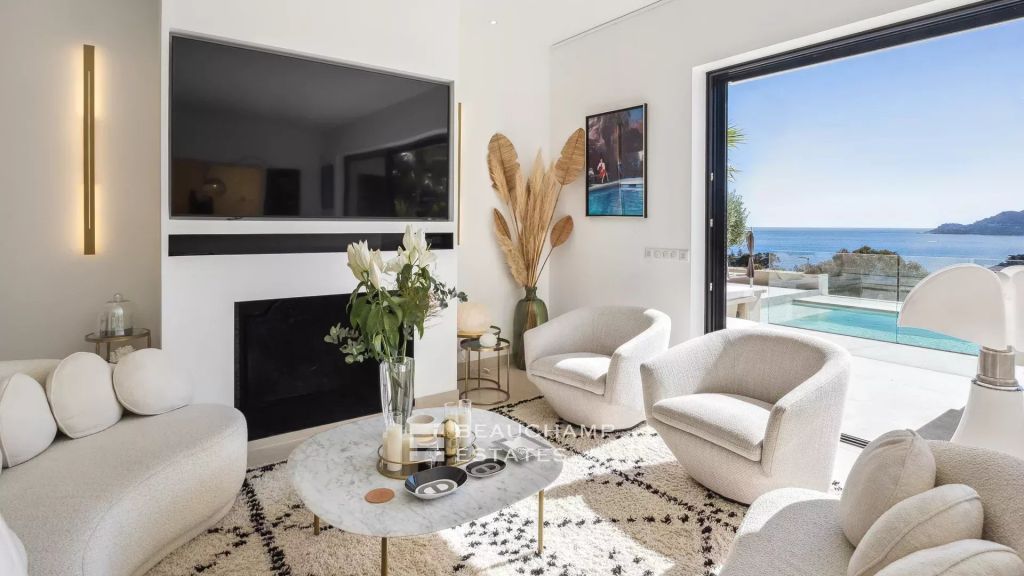 Lovely 5-bedroom Neo-Provencal villa with magnificent sea and Esterel views