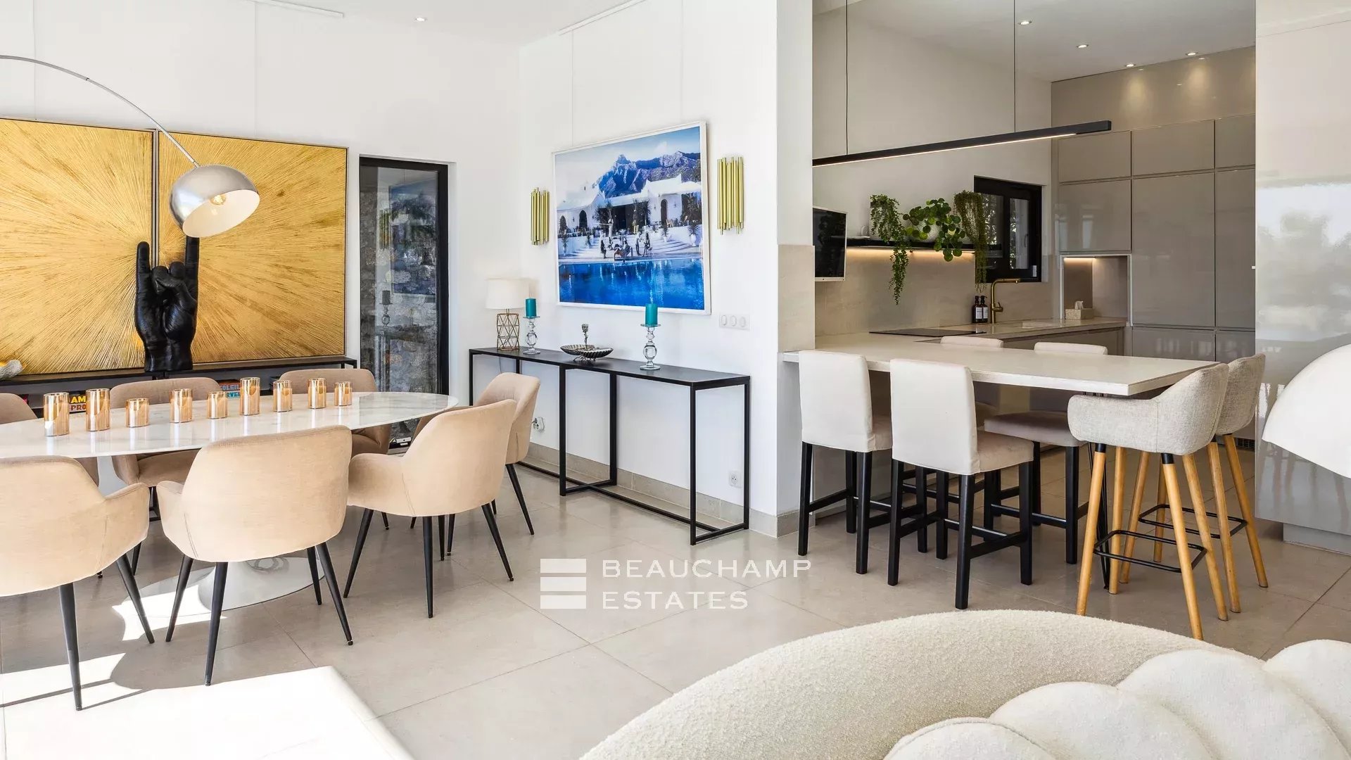 Jolie villa néo-provençale 5 chambres avec vue magnifique sur la mer et l’Estérel Lovely 5-bedroom Neo-Provencal villa with magnificent sea and Esterel views