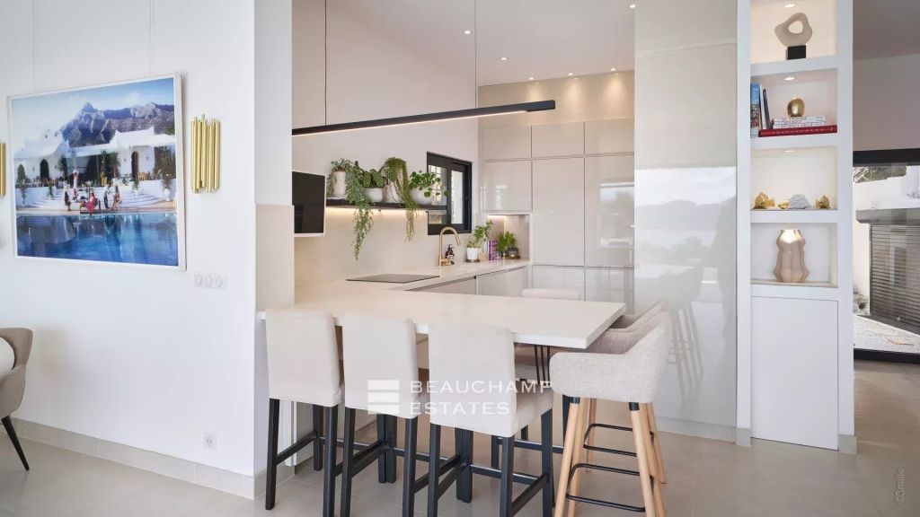 Lovely 5-bedroom Neo-Provencal villa with magnificent sea and Esterel views