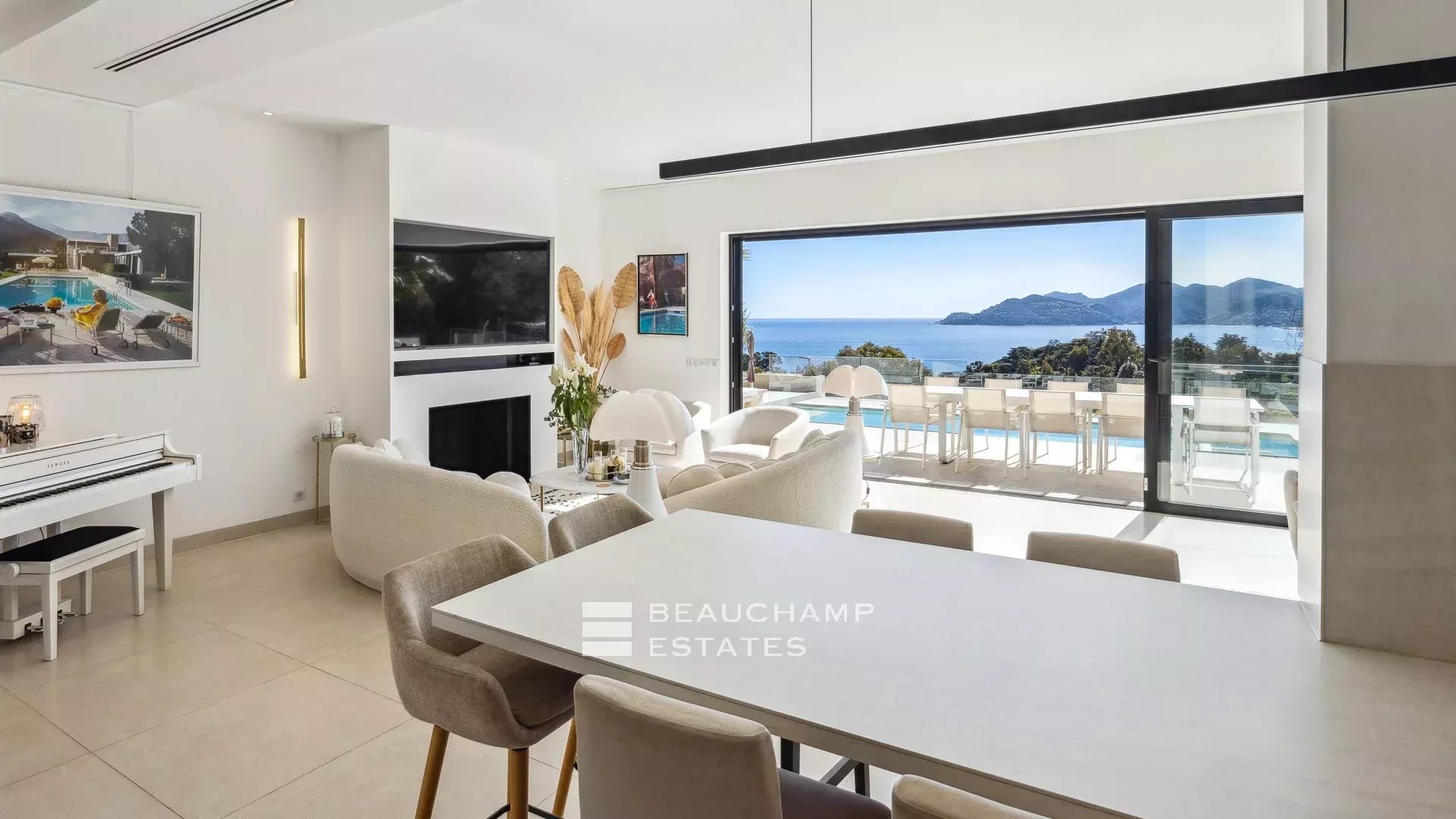 Jolie villa néo-provençale 5 chambres avec vue magnifique sur la mer et l’Estérel Lovely 5-bedroom Neo-Provencal villa with magnificent sea and Esterel views