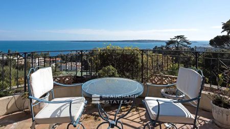 Lovely 6-bedroom Provençal-style villa with sea view in Cannes