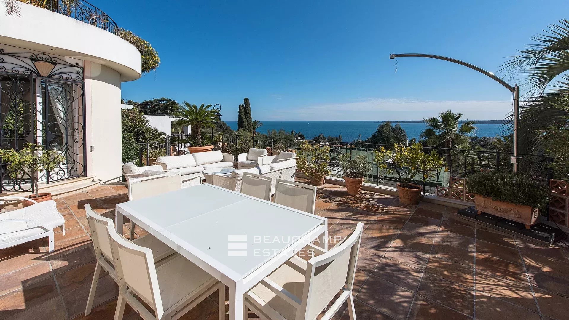 Jolie villa 6 chambres au style provençal avec vue sur la mer à Cannes Lovely 6-bedroom Provençal-style villa with sea view in Cannes