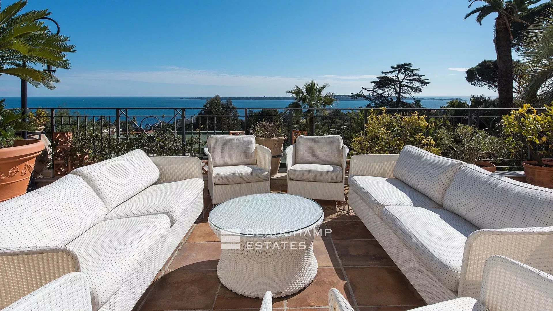 Jolie villa 6 chambres au style provençal avec vue sur la mer à Cannes Lovely 6-bedroom Provençal-style villa with sea view in Cannes