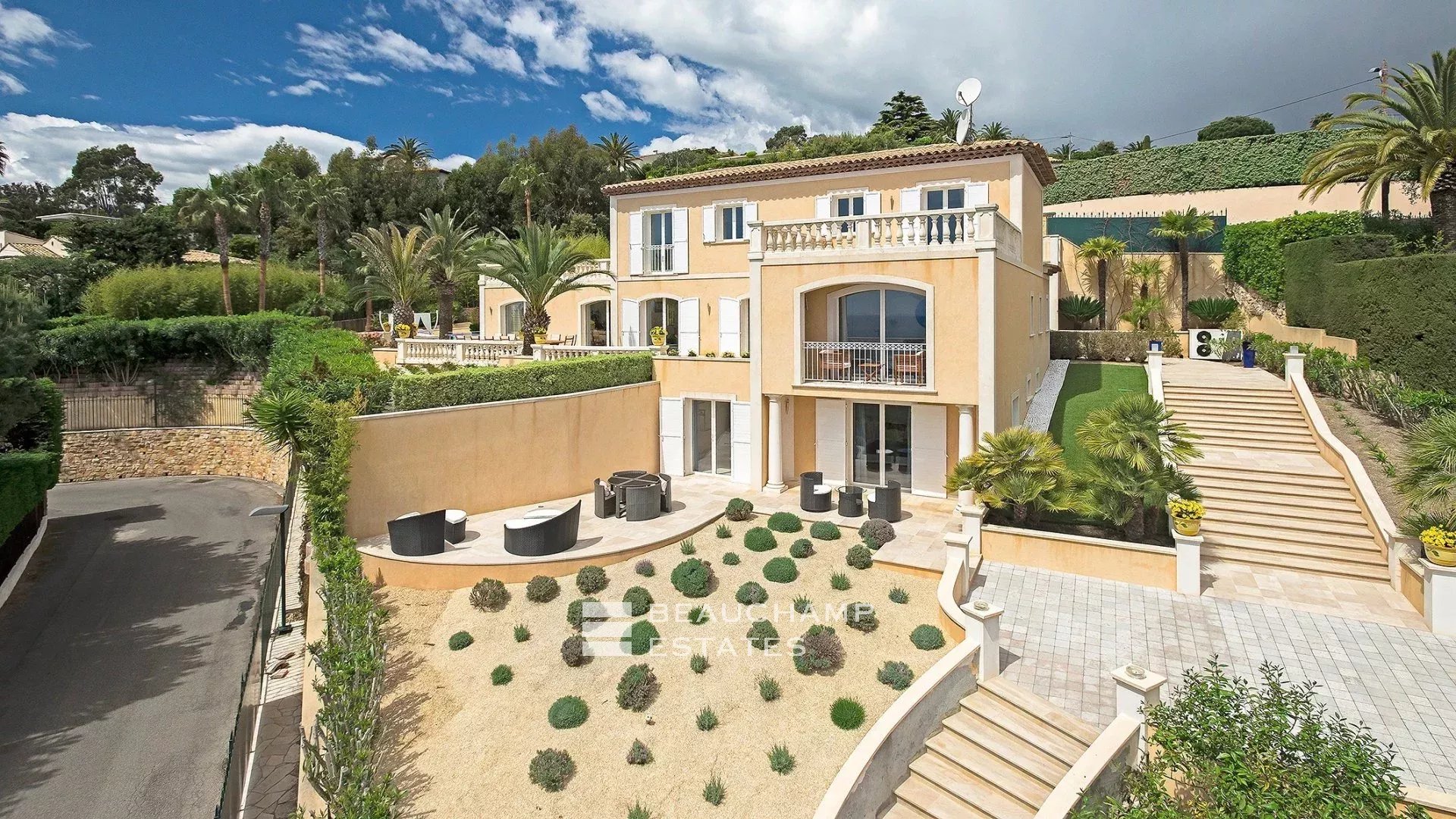 Lovely neo-Provençal villa with 7 bedrooms on the heights of Cannes Lovely neo-Provençal villa with 7 bedrooms on the heights of Cannes