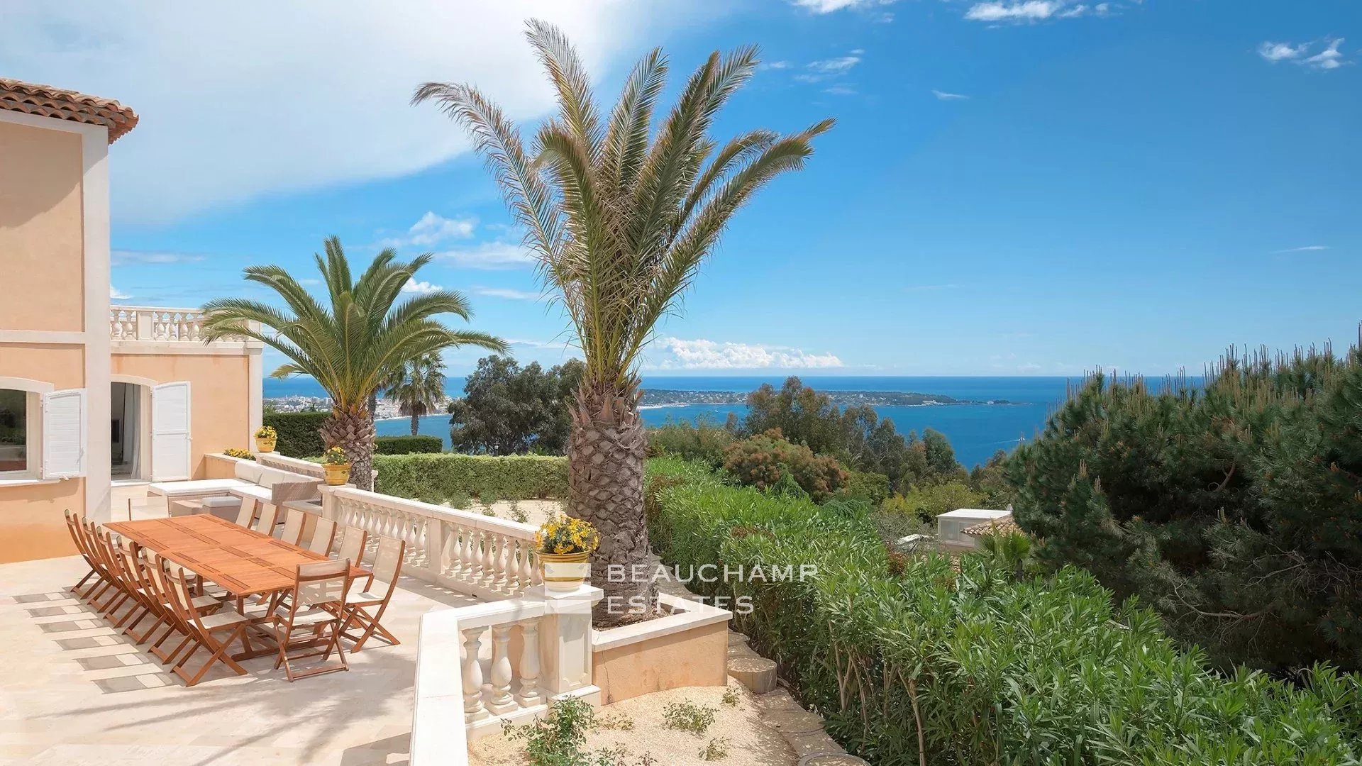 Lovely neo-Provençal villa with 7 bedrooms on the heights of Cannes Lovely neo-Provençal villa with 7 bedrooms on the heights of Cannes