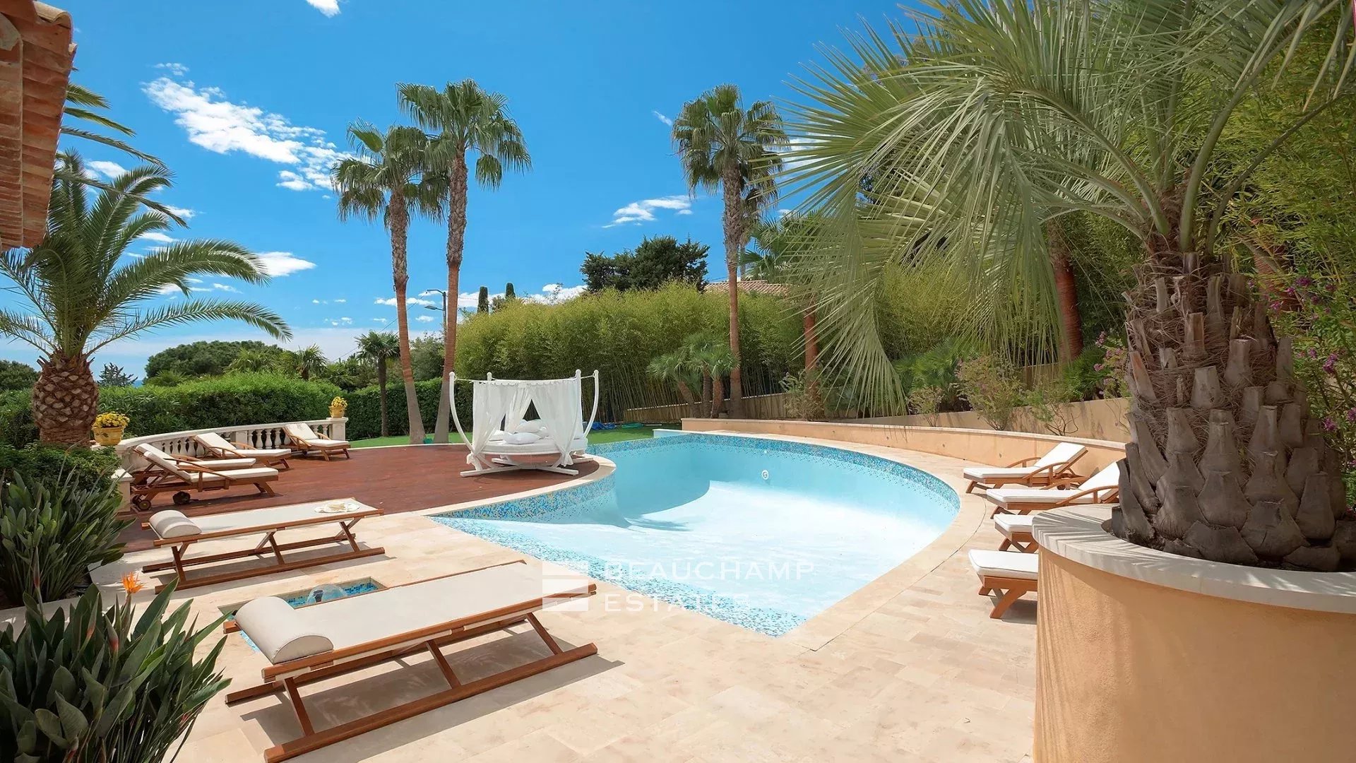 Lovely neo-Provençal villa with 7 bedrooms on the heights of Cannes Lovely neo-Provençal villa with 7 bedrooms on the heights of Cannes