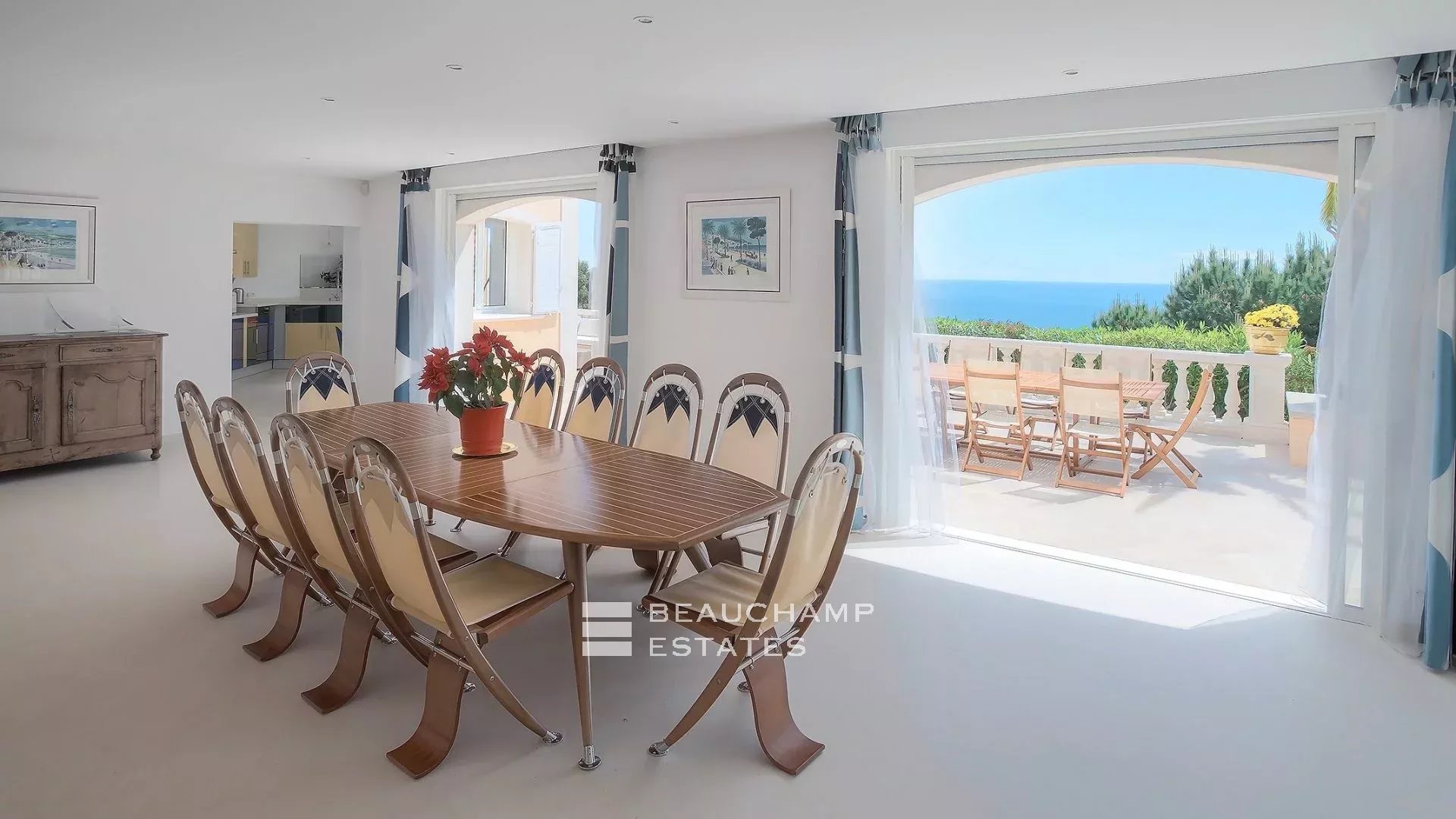 Lovely neo-Provençal villa with 7 bedrooms on the heights of Cannes Lovely neo-Provençal villa with 7 bedrooms on the heights of Cannes