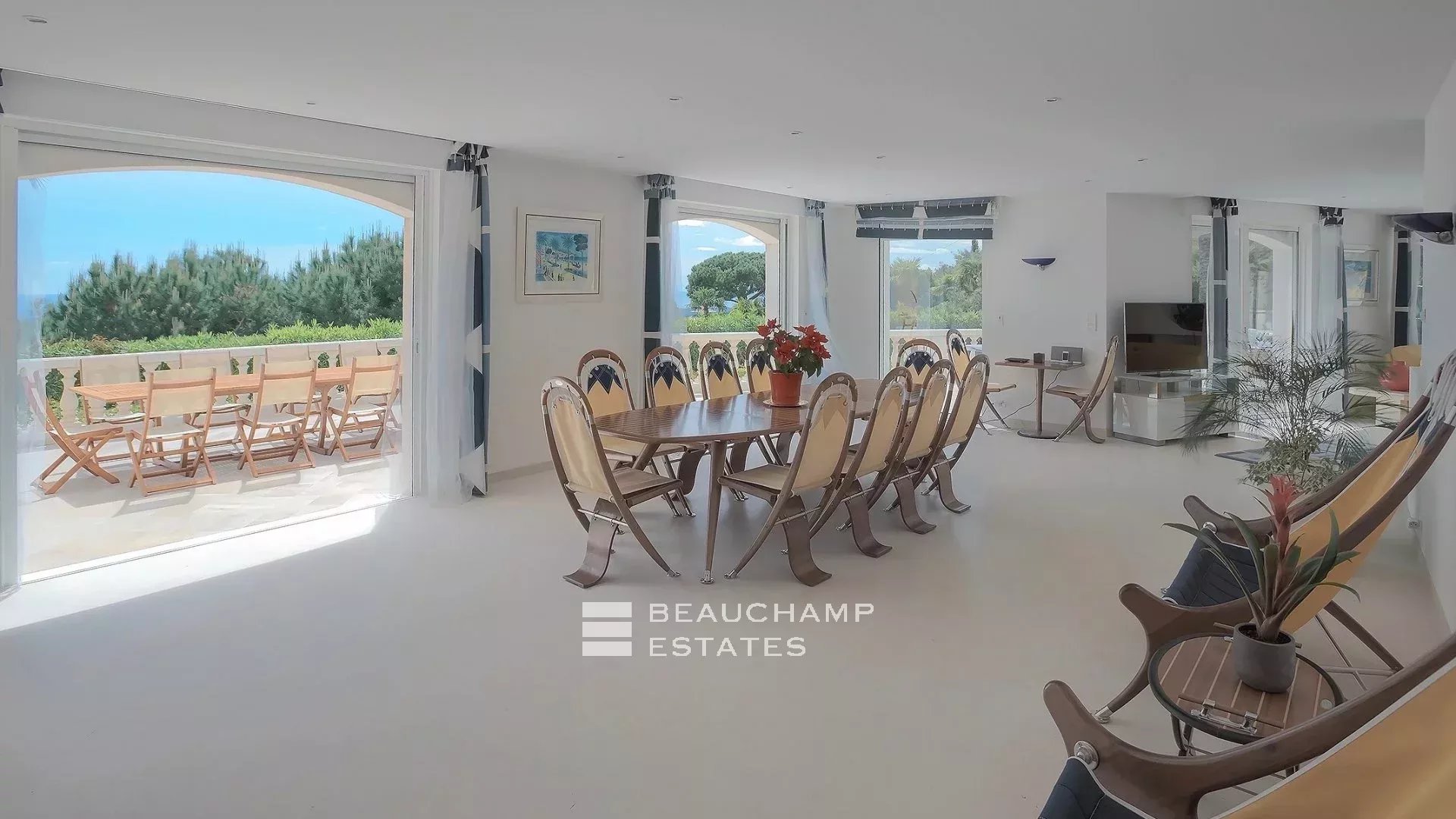 Lovely neo-Provençal villa with 7 bedrooms on the heights of Cannes Lovely neo-Provençal villa with 7 bedrooms on the heights of Cannes