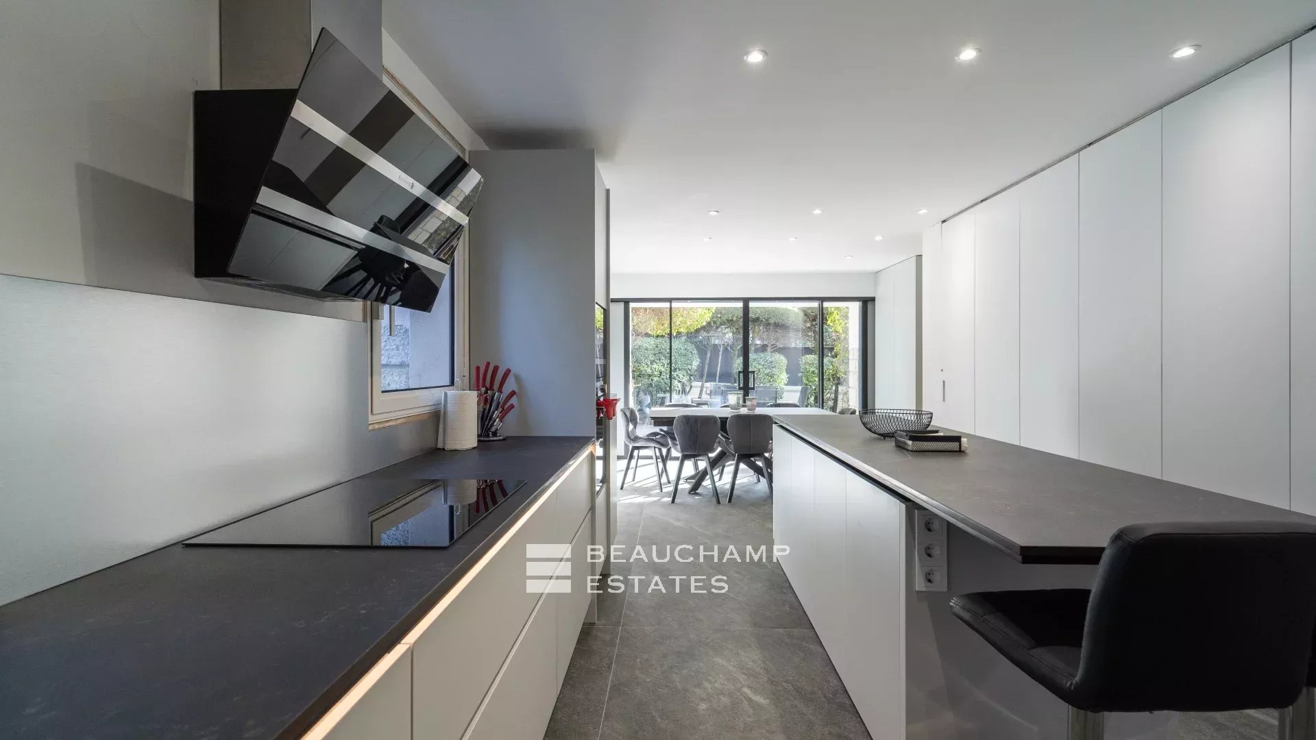 Lovely renovated 5-bedroom villa in the heart of Cannes Lovely renovated 5-bedroom villa in the heart of Cannes