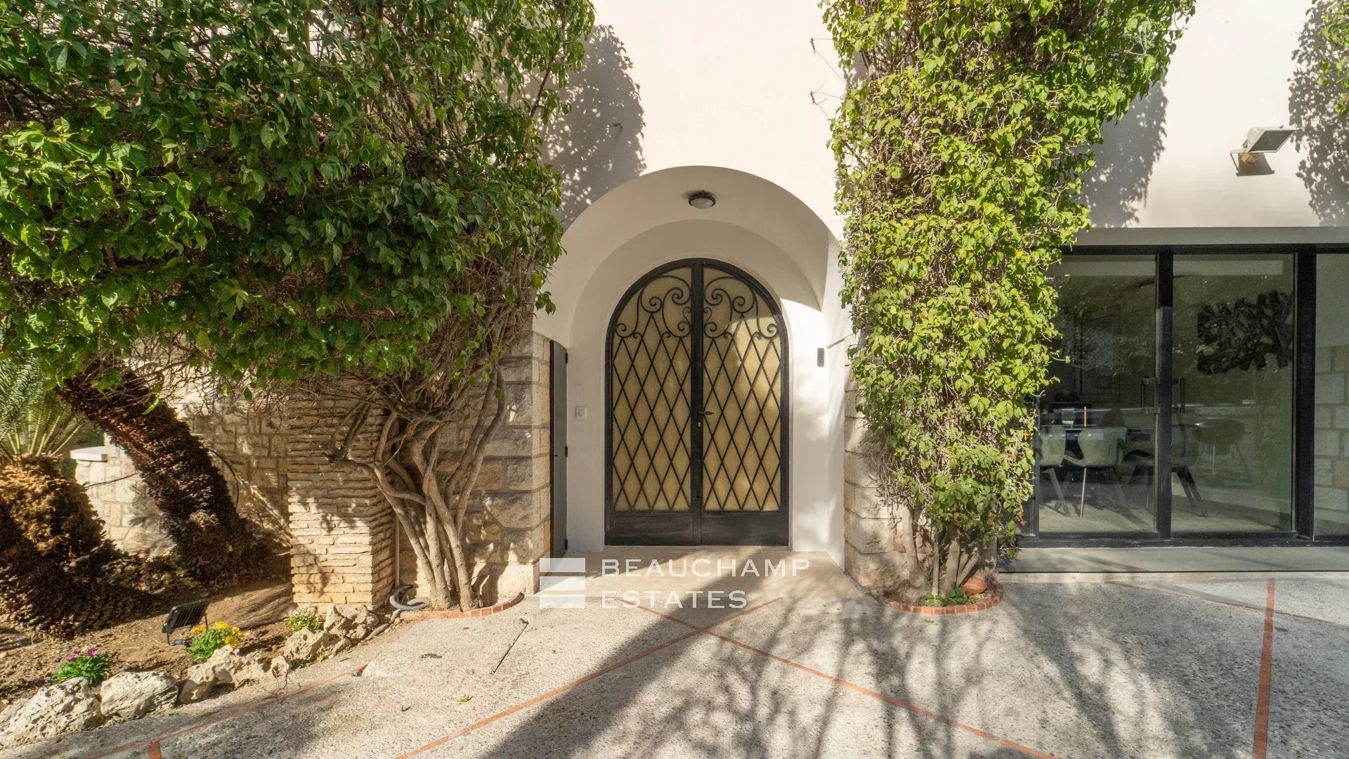 Lovely renovated 5-bedroom villa in the heart of Cannes Lovely renovated 5-bedroom villa in the heart of Cannes