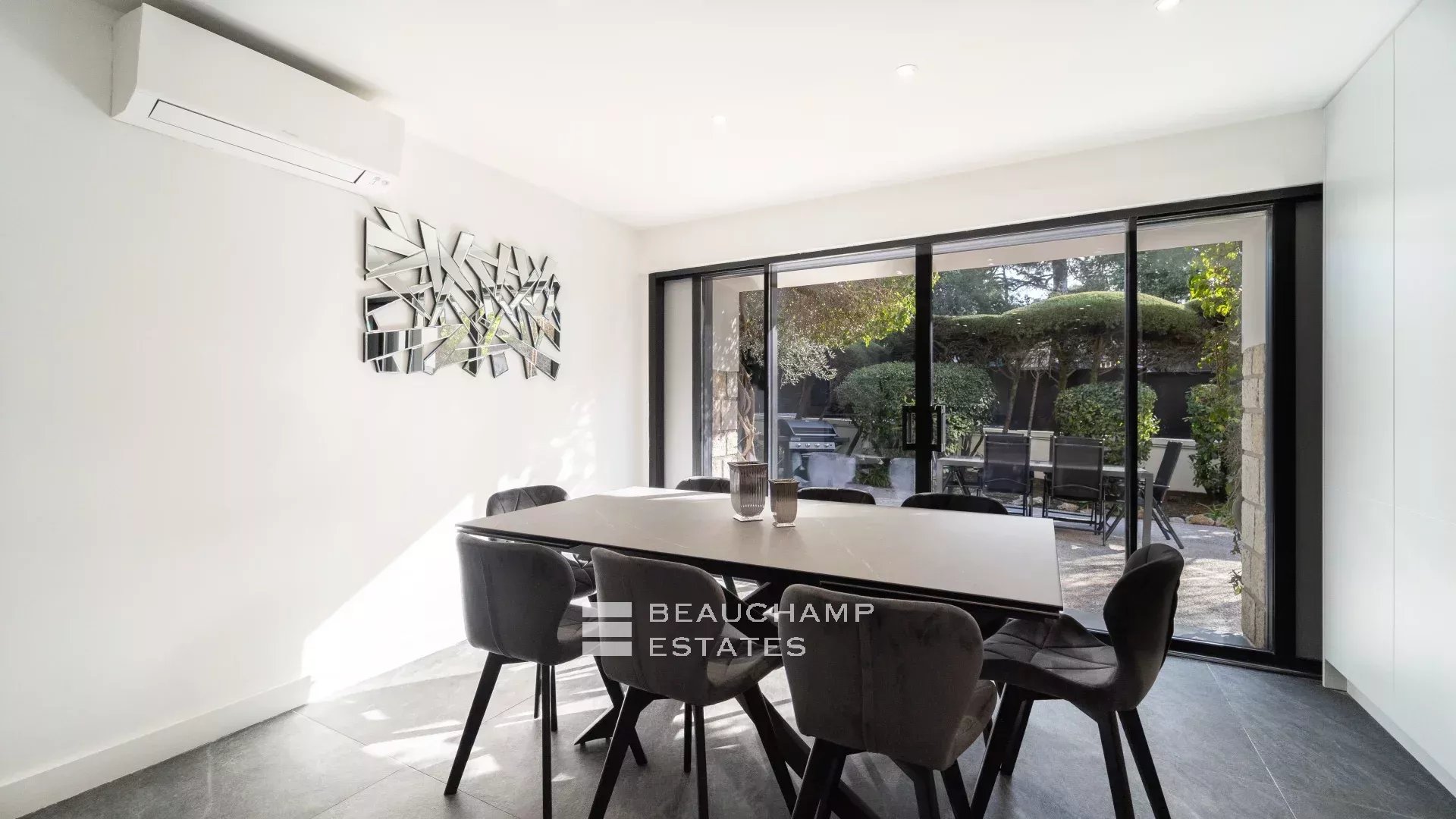 Lovely renovated 5-bedroom villa in the heart of Cannes Lovely renovated 5-bedroom villa in the heart of Cannes