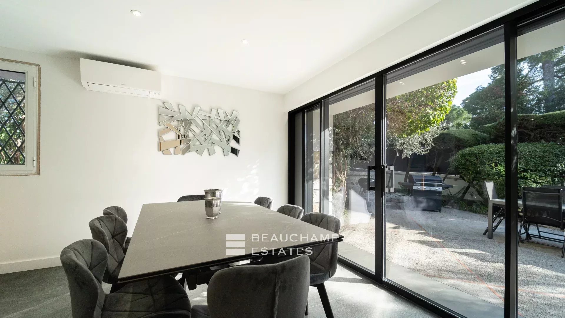 Lovely renovated 5-bedroom villa in the heart of Cannes Lovely renovated 5-bedroom villa in the heart of Cannes