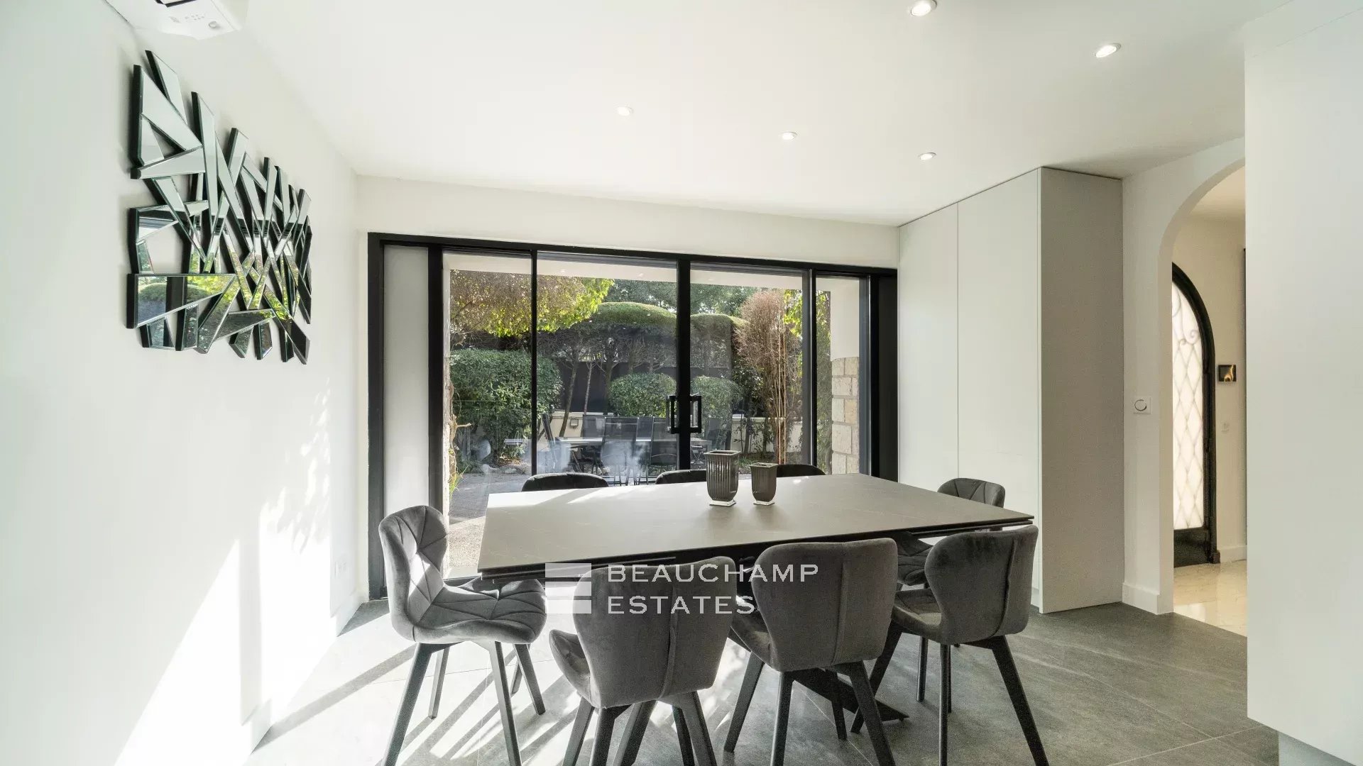 Lovely renovated 5-bedroom villa in the heart of Cannes Lovely renovated 5-bedroom villa in the heart of Cannes