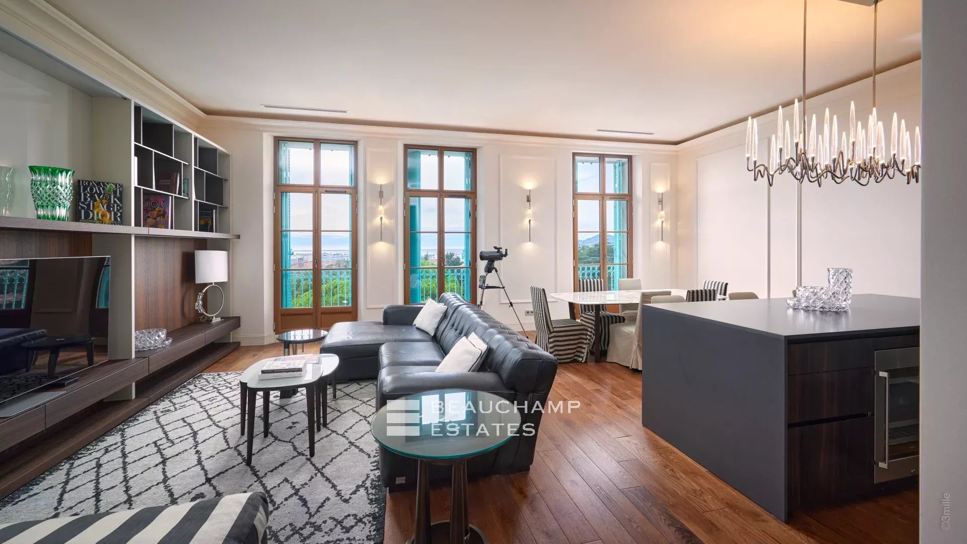 Luxueux Appartement 2 chambres, rénové et vue mer Luxurious 2 bedroom apartment, renovated and sea view