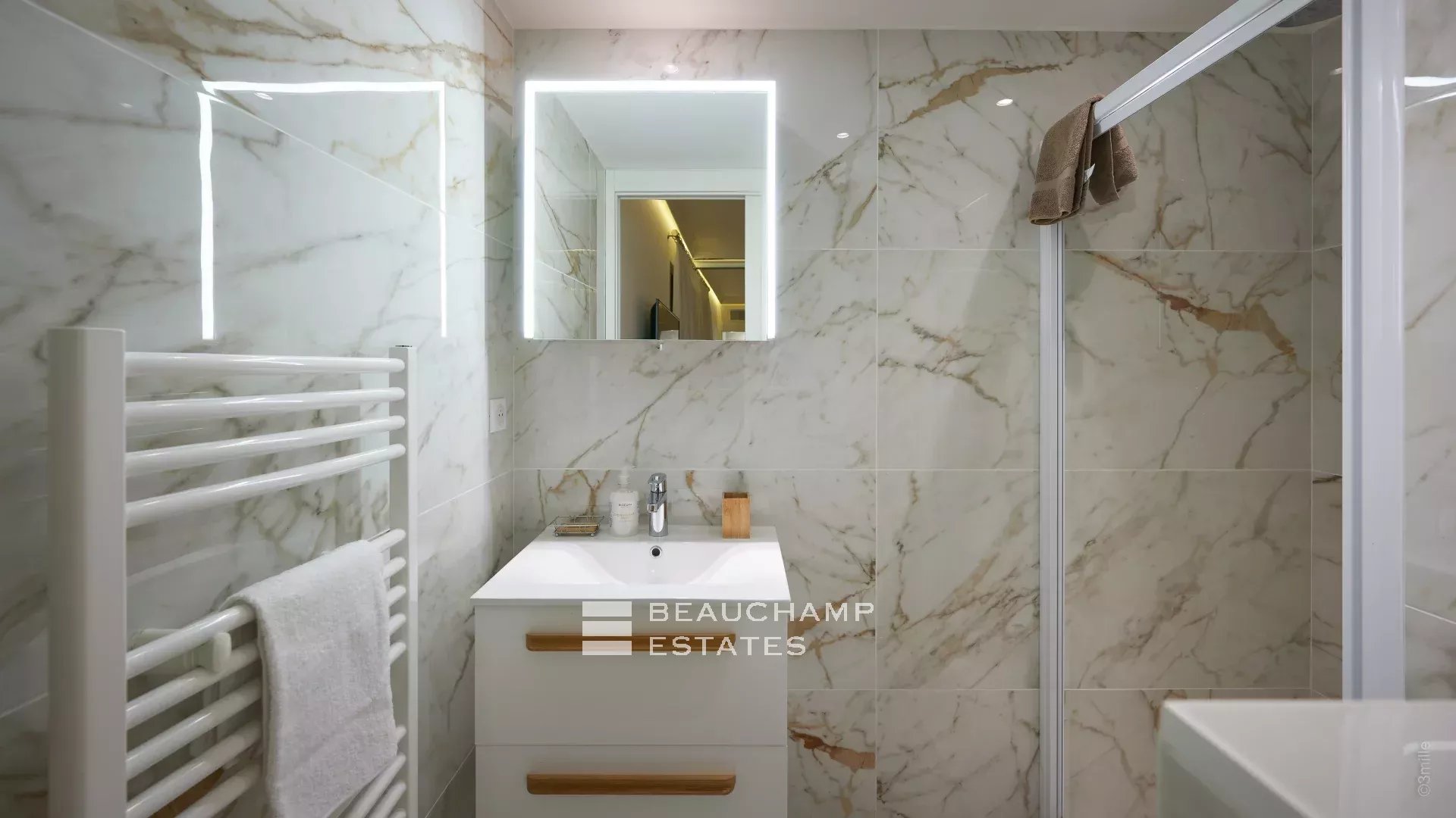 Luxueux Appartement 2 chambres, rénové et vue mer Luxurious 2 bedroom apartment, renovated and sea view