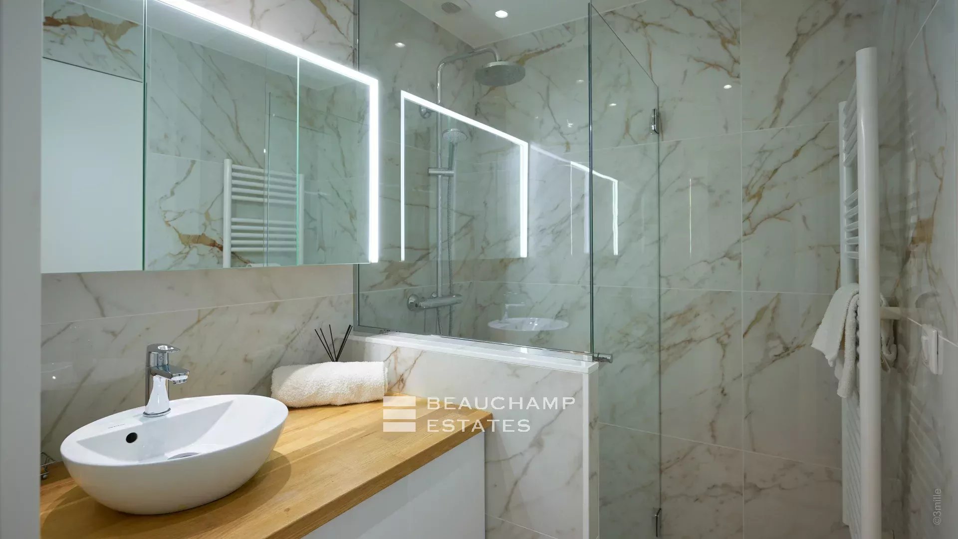 Luxueux Appartement 2 chambres, rénové et vue mer Luxurious 2 bedroom apartment, renovated and sea view